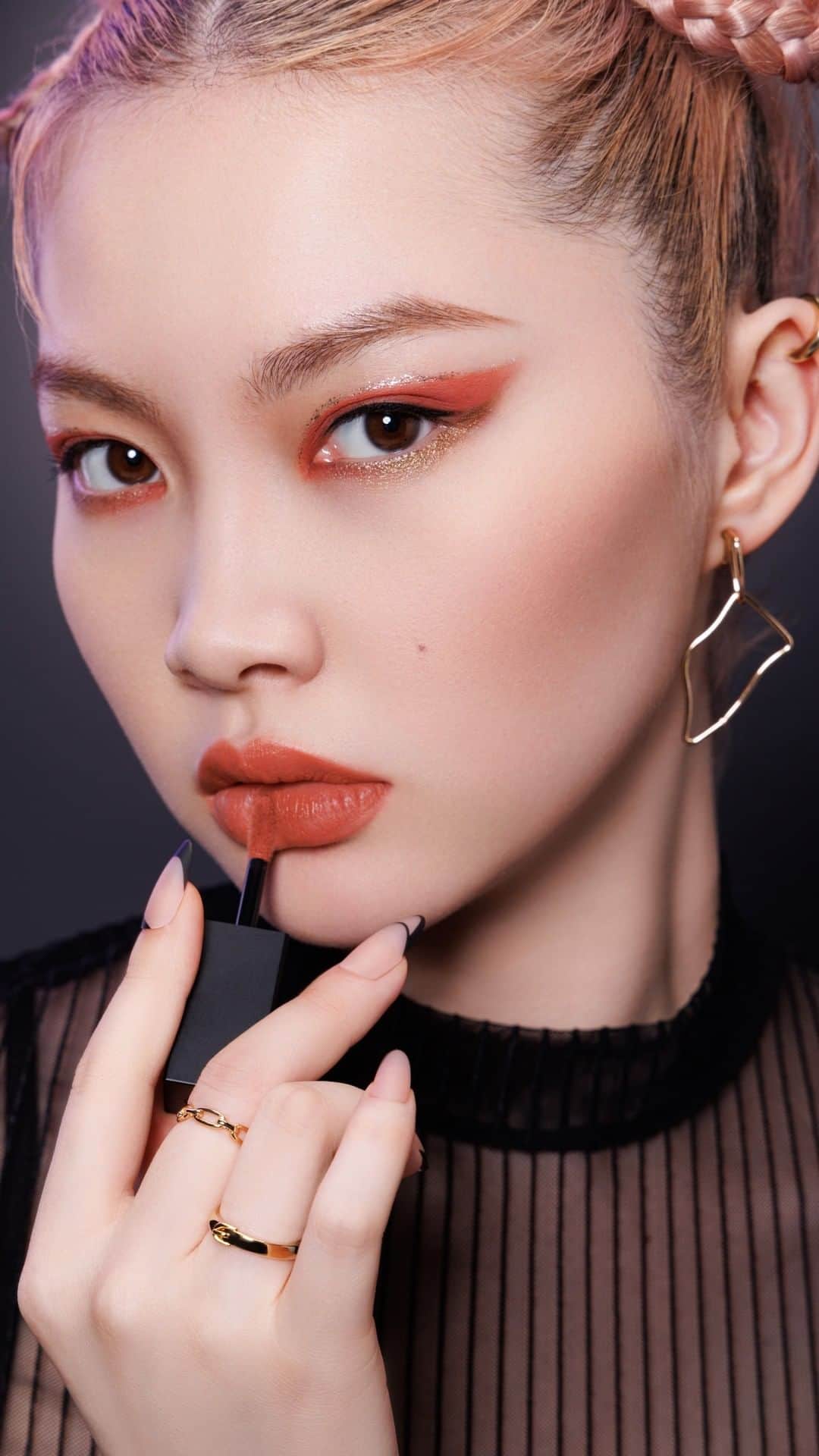 シュウウエムラのインスタグラム：「keep it classy with our halloween lip secrets. 😘with the koyubi applicator or brush 6F, create a simple yet elegant lip with rouge unlimited kinu cream. ⁠ ルージュ アンリミテッド キヌ クリームは、こゆびアプリケーターまたはブラシ6Fを使用することで、ハロウィンメイクにマッチするシンプルでエレガントな唇を演出😘。⁠ ⁠ makeup artistry by shu uemura china trainer and certified makeup artist @shu_jiangtao. ⁠ ⁠#shuuemura #シュウウエムラ⁠ #shuartistry #shuuemuraartist ⁠ #halloweeninspo #halloweenmakeup ⁠」