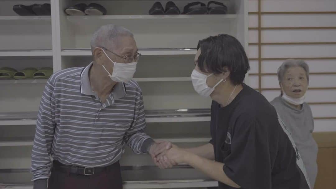 佐藤広大のインスタグラム：「余市町イメージソング 「BE ALRIGHT」  🍎心配ない"よいち"からはじめよう🍎  男旅のご縁から大使になり、曲まで作らせていただきました🙏✨ アルバムにも収録しますが先行でお届け👍🎞️ 余市の魅力が詰まったMVになってます☺️  #余市観光応援大使 #佐藤広大  @yoichi.elraplaza  @nakamura_seita  @pmmm_official  @dart_creative_studio」