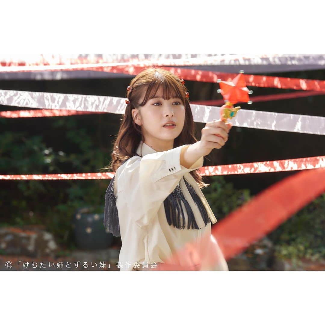 けむたい姉とずるい妹のインスタグラム：「. 4話をチラ見せ📸 舞うらん( #馬場ふみか さん)🪄 何かを決めた様子です。  ／ 『#けむたい姉とずるい妹 』 第4話放送まで、あと1時間🕙 ＼  1〜3話は #TVer で配信中🎗 tver.jp/episodes/ephmzz9lqr  U-NEXTなどでも配信中💠  #テレビ東京 #けむずる  #栗山千明 #馬場ふみか #栁俊太郎  #桜田通 #雛形あきこ」