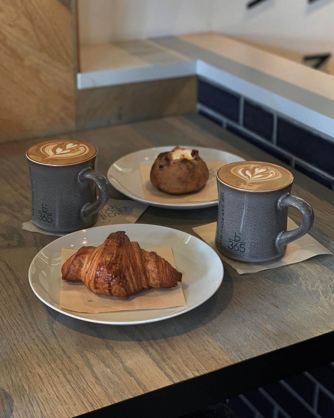 micha_n1213のインスタグラム：「. パンも店内もかわいかった🥹♡」