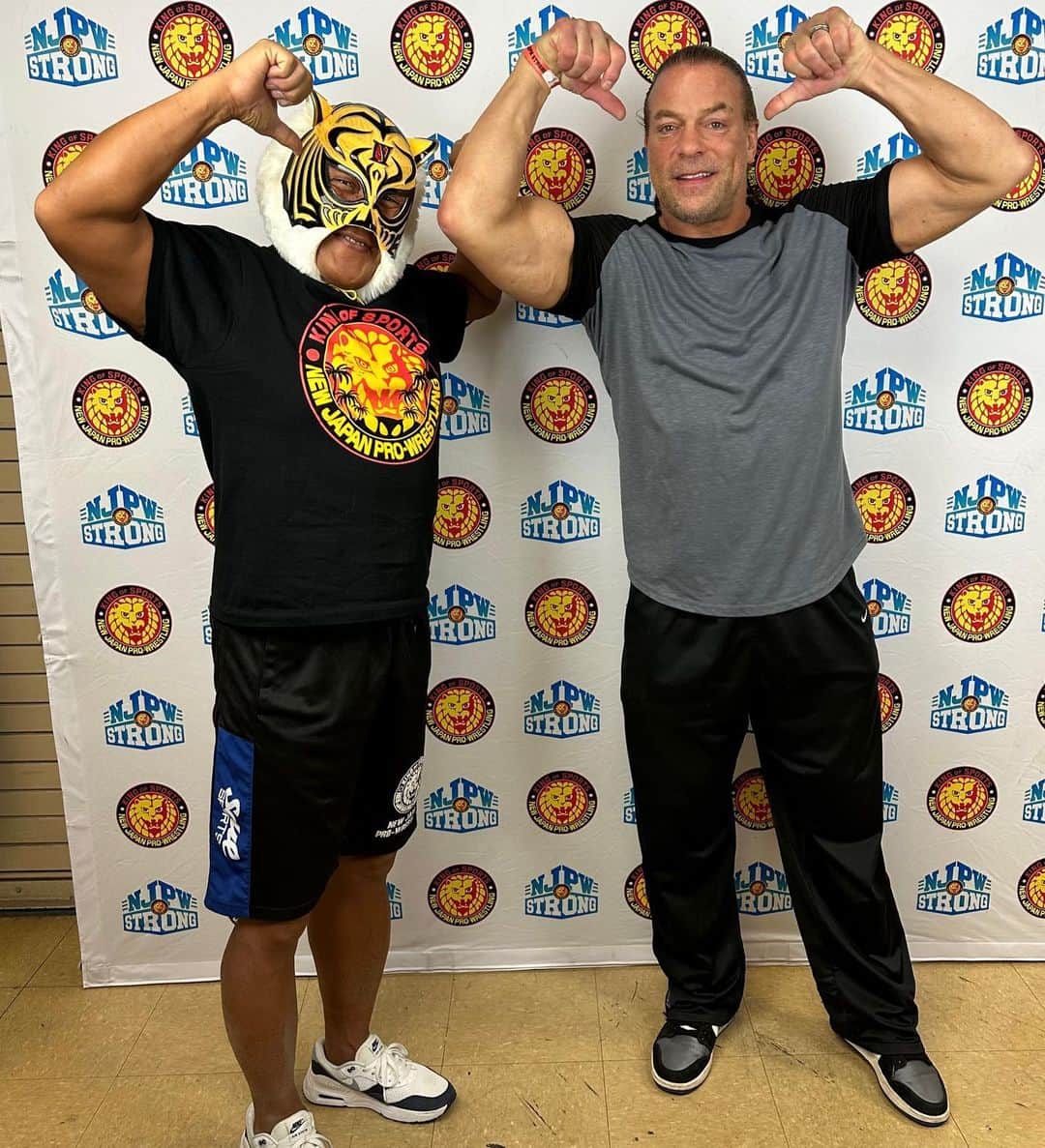 のインスタグラム：「昨日のラスベガスの会場に、RVDことロブ・ヴァン・ダムさんが来てました❗️ 試合を見ていたら突然挨拶をされたのですが、頭では「誰だったけな？あれ？RVDに似てるな？ここにいるかな?  もしかしたら…」と、頭の中で顔はわかってたのですが、中々名前が思い出せずにスタッフに聞いて思い出しました😓 まさか来ているとは思いませんでしたから❗️ その後、改めて挨拶をして写真を撮ってもらいました。 タイガーマスクについて色々と聞かれ、話しをしました。 #タイガーマスク #tigermask #njpw #ラスベガス #rvd #ロブヴァンダム」