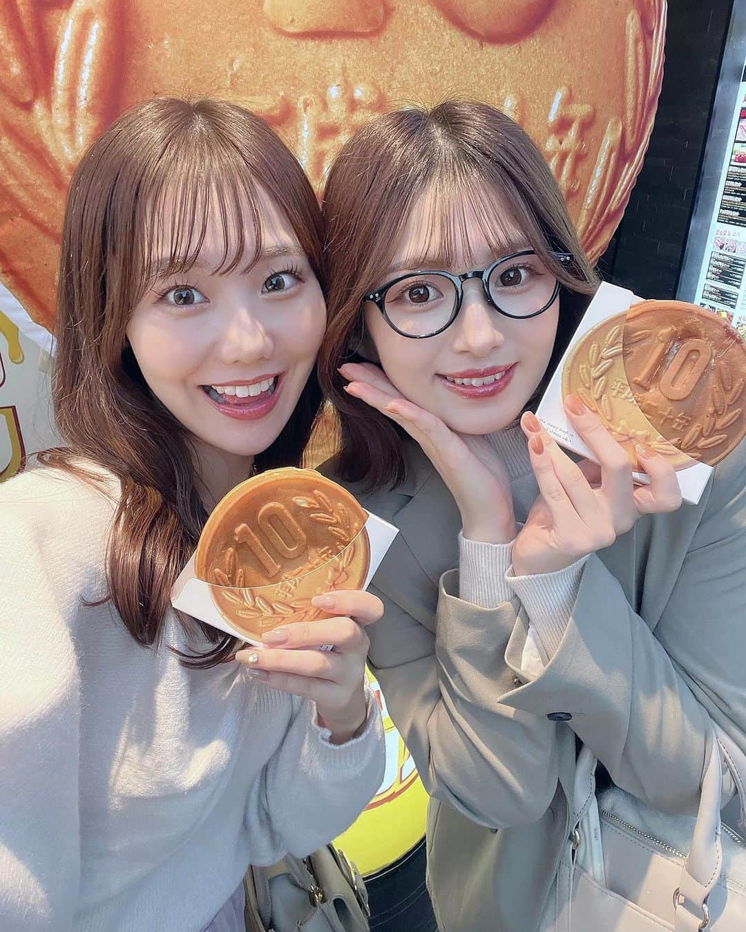 青木菜花のインスタグラム：「⁡ ⁡ ⁡ 新大久保に行ってきたよ〜🇰🇷 ⁡ ママ達だけの方が話せることも あるでしょ〜って家族が言ってくれて ゆずちゃんと遊びに 行かせてもらっちゃった🥹🌼 ⁡ ⁡ 私もゆずちゃんも家族を亡くしているから いろんな話をするんだけど 2人で語っては泣いたり😂 ⁡ 辛いことも半分こしよー！って いつも優しくしてくれてるゆずちゃん。 ⁡ ⁡ 本当に嬉しいんだ😢 ⁡ ⁡ チュクミははじめて食べたけど 最強に美味しかった〜🐙🍺✨ ⁡ お酒好きな人行ってみてほしいなー！🤣🤣 本当に美味しかった🥹 ⁡ 韓国料理大好き🇰🇷🌼 美味しいもの食べて飲んで幸せだったなぁ🤤」