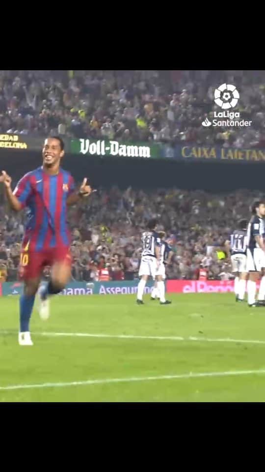 ロナウジーニョのインスタグラム：「Magia no Camp Nou!!! #OTD em 2005 vencemos por 5 a 0 em nossa casa! Quem lembra nosso adversário??  #SempreBarça 🔵🔴」
