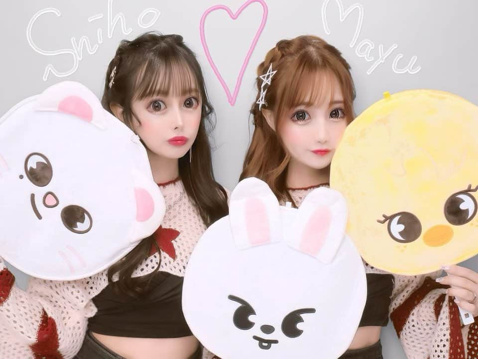 まゆぴちゅーさんのインスタグラム写真 - (まゆぴちゅーInstagram)「LIVE前恒例プリ🤍🤍🤍  最後のプリクラ撮ってる最中の動画 なんだけど、うちら持つグッズを 一回一回変えててワタワタしてて おもしろいのよね🤣🤣💕笑笑！  ちなみに、このおそろいコーデ、 上から下まで全てSHEIN🥹💕 アクセサリーも🫣🤍🩶！  やっぱSHEINって最強だよねっ✩笑  ちなみにこの可愛いヘアメは今回も しほちゃん @cham_pipi がしてくれまひた🥹💞  私にスキズを教えてくれた親友😭💓 感謝でしかないわ(੭ ˃̣̣̥ ω˂̣̣̥)੭ु⁾⁾🌈✨✨ . . .  #straykids #skz #straykidsstay #stay #5stardometour2023 #ストレイキッズ #ステイ #leeknow #felix #shein購入品 #sheinコーデ #スキズペンと繋がりたい #straykidsfelix #straykidsleeknow #ライブコーデ #参戦服コーデ」10月30日 22時14分 - mayu_03pichu