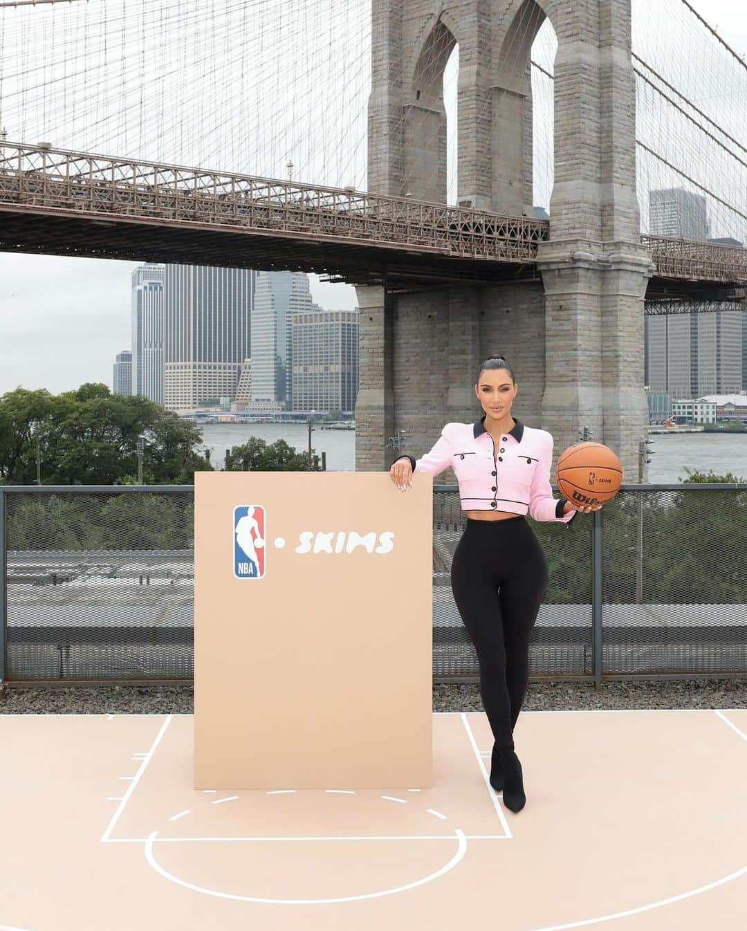 キム・カーダシアンさんのインスタグラム写真 - (キム・カーダシアンInstagram)「Introducing the SKIMS and NBA partnership. @SKIMS is now the Official Underwear Partner of the @NBA, @WNBA and @Usabasketball」10月30日 22時14分 - kimkardashian