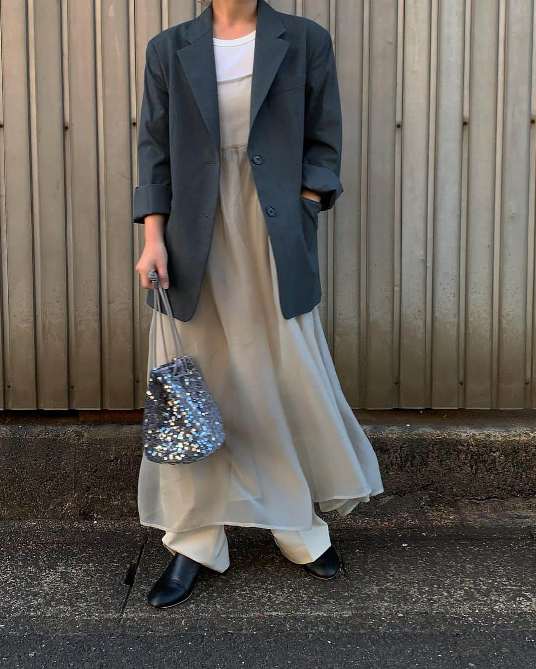 micha_n1213のインスタグラム：「. シンプルなデザインだけど オーバーサイズが今っぽい お気に入りのジャケット🦭 値下げでお得に買えた〜  jacket / @gu_global @gu_for_all_  inner / @uniqlo @uniqlo_jp  onepiece & pants / @lowrysfarm_official  bag / @colony2139_jp」