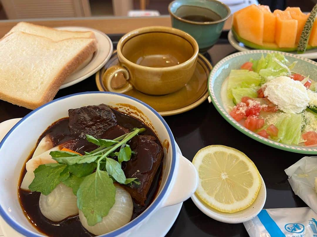 嶋田隆司のインスタグラム：「今日の病院の夕食はな、何とビーフシチュー!! 本格的洋食家にヒケを取らぬデミグラスソースの味が食欲をそそる😀😀 今日は昼間のリハビリで手術した右足に全体重をかけての歩行にドクターボンベ（主治医）に褒められる　今日は良い日だ😀 ようやく光が見えてきた😭😭 復活しては近い💪💪 #キン肉マン　#キン肉マン完璧超人始祖編アニメ化決定　#変形性膝関節傷　#たかちゃんの入院日記　The food in my hospital is very delicious.😊😊」