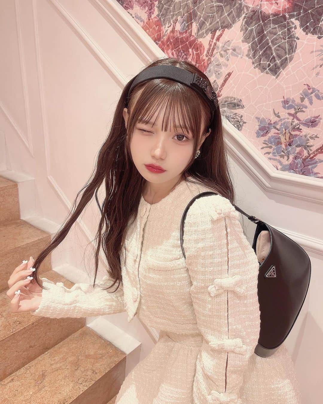 古澤里紗のインスタグラム：「お嬢様ふりさん👸🏼🪞✨  . . .  いつもカフェ探す時は フレンチガーリーなカフェ行きがち ラグジュアリーな感じがやっぱひかれるしすきっ  .  美容事情も🌿''  先週くらいにコルギしに行ったのー！ 11月はお仕事沢山で生誕もあるから少しでも小さく見えるように！笑 これめっちゃよかったの生誕前にまた、いきたい  そして、@korea.skin__nsaasbibi で肌治療も✨ 最近肌綺麗って言われるからもっと力入れてるの  .  . . #フレンチガーリー  #bubblesboutique  #prada #ferragamo」