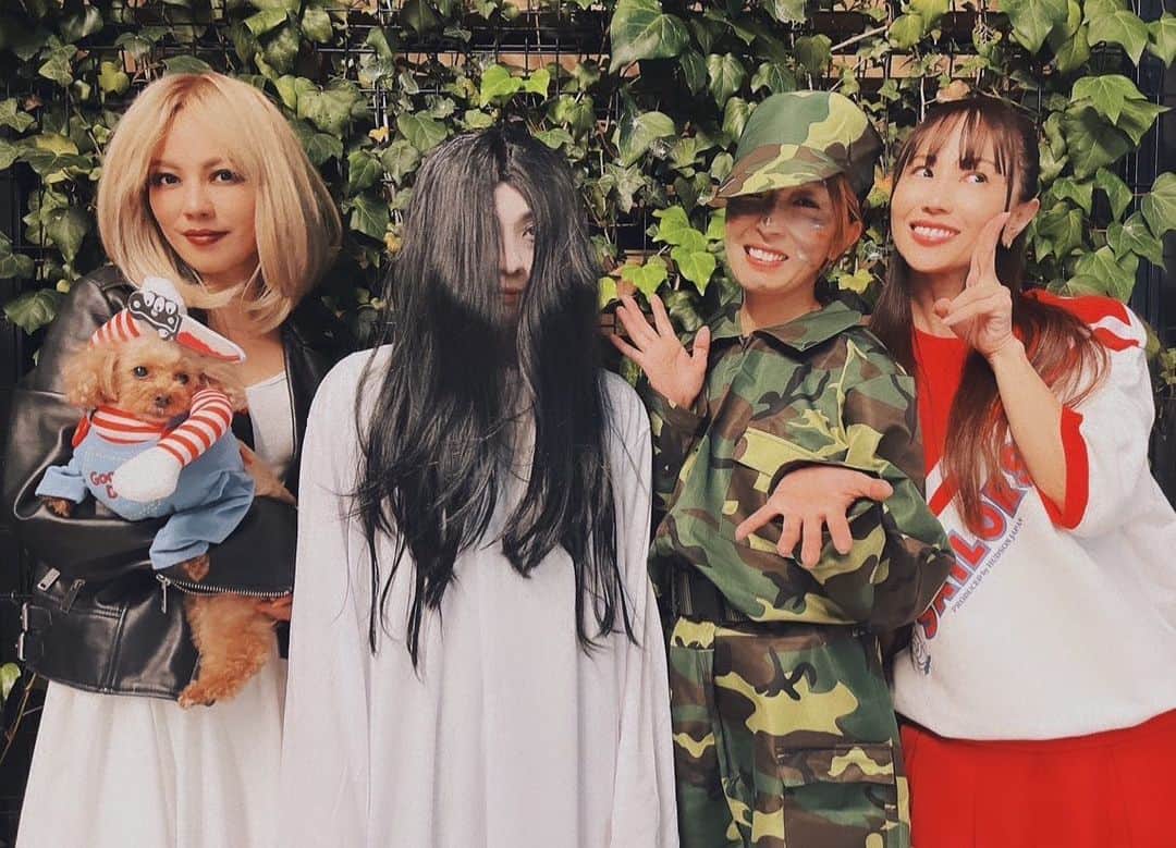 LINAのインスタグラム：「YouTube Live 「Halloween Party 2023!!」 配信をご覧いただいた皆さん ありがとうございます♡ 今年のMAXハロウィンも 楽しんでいただけたでしょうか？ わたしの 今年のハロウィンは ファンの方から頂いた ドッグ用の チャッキーコスチュームに合わせ 私は花嫁の ティファニーヴァレンタインを テーマにカップルコーデ♡ 対決には負けちゃったけど セレブとまた一つ 可愛い想い出が出来て嬉しー！ 明日は youtube channel MAX THE BOMBにて ハロウィンコスチューム姿で 定点ダンスを更新予定！ お楽しみにね😀 #MAXLINA #MAX #Halloween2023」