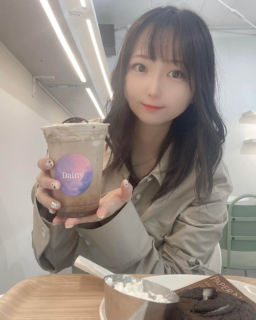 大崎菜々子のインスタグラム：「・ 新大久保にあるDainyカフェに行ってきました☕️  入口からかわいいくてテンション上がるよ💗  カフェメニューも美味しくてかわいい😘  チョコたっぷりクッキー🍪とチョコアインシュペナー食べたよ(*¯ч¯*)''  チョコ満喫できて最高でした🍫  店内のおしゃれな鏡で写真撮るのもおすすめ✨  お友達やカップルでぜひ行ってみてね♡  1階は韓国コスメが買えるよ💄  PR @dainy_jp #Dainy #新大久保カフェ #新大久保グルメ #新大久保スイーツ #新大久保コスメ #大久保カフェ #大久保スイーツ #我的最愛  #andwang  #fashiongram #좋아요 #오오티디  #model #l4l #girl  #cute #instagood」