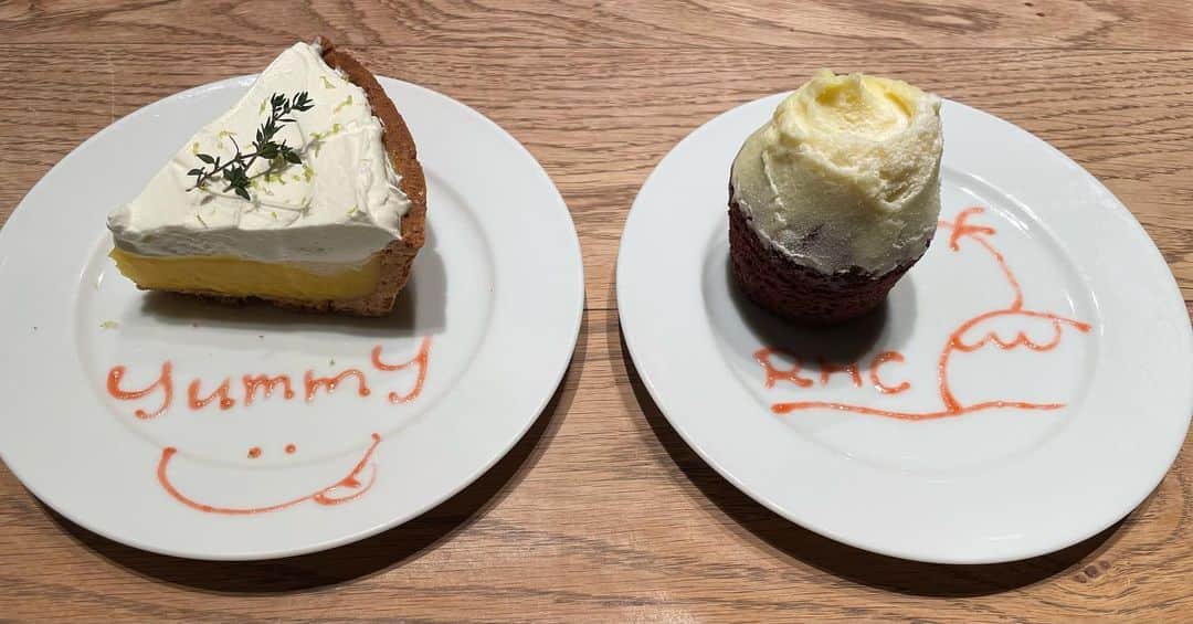 雛形あきこのインスタグラム：「カフェで可愛いケーキ そこで見つけた一目惚れピアス #ピアス #ロンハーマン #ロンハーマンカフェ」