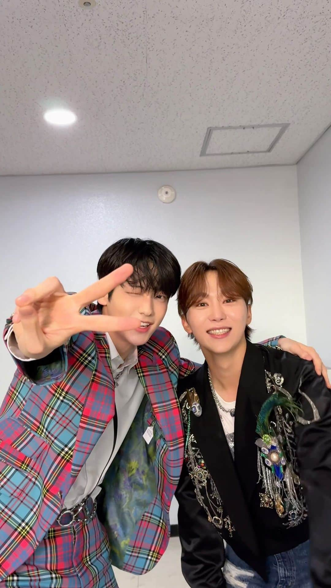 SEVENTEENのインスタグラム：「#GodOfMusic 🤟 with #수빈 #SOOBIN #투모로우바이투게더 #TOMORROW_X_TOGETHER #SEUNGKWAN #SEVENTEEN #세븐틴 #음악의신 #SVT_GodOfMusic」