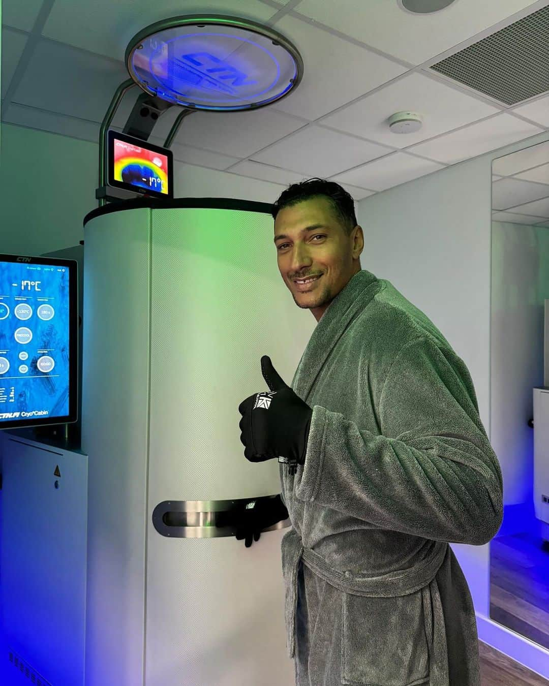 ジェイ・ボスロイドのインスタグラム：「I had some TLC today, I tried out Whole Body Cryotherapy and Localised cryotherapy at @cryohealth_southgate North London  I have to say this was so good, made me feel really fresh rejuvenated and recovered… 👌🏽 #health#recovery」