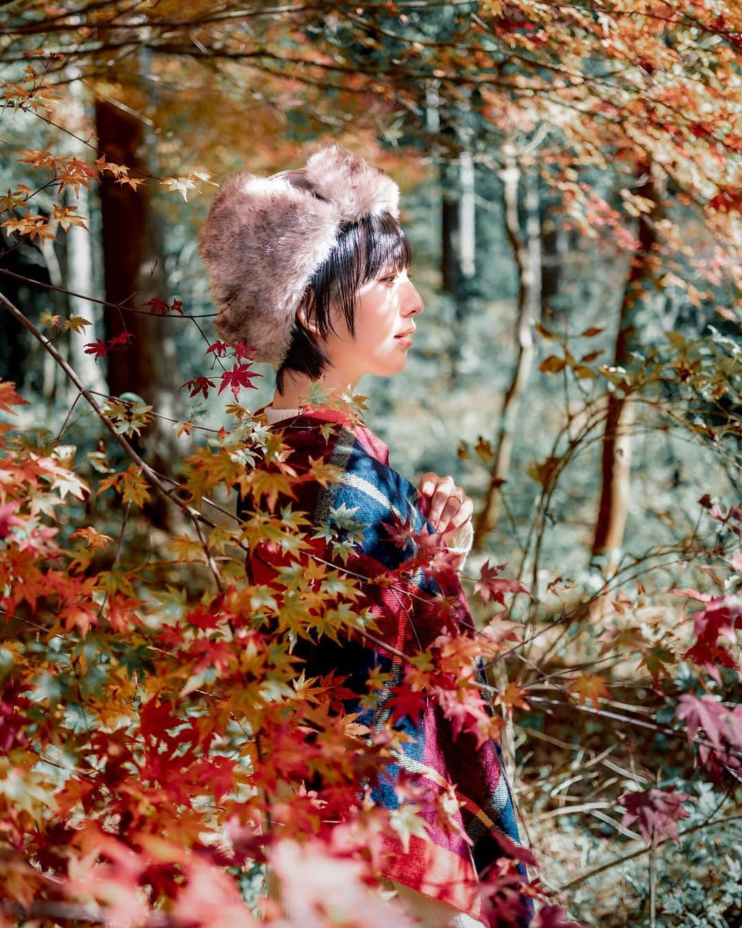 shabonのインスタグラム：「* . . . . . Adobe Lightroom アンバサダー 2回目の投稿になります！ どうぞよろしくお願いします🙇‍♀️ . 今回も普段使用している Lightroom Classicで 解説させて頂きます。 . これからの季節にぴったりな紅葉ポトレ🍁 今回は【彩度低めな落ち着いた紅葉ポトレ】を テーマにレタッチしていきたいと思います。 今回も白飛びを抑えるためにアンダーめに 撮影しています。 . ⚫︎1枚目 : After ⚫︎2枚目 : Before ⚫︎3枚目 : 基本補正→トーンカーブ→ カラーミキサー（HSL/カラー）→ カラーグレーディング →ディティール→手動ノイズ軽減 ⚫︎4枚目 : カラーミキサー / ポイントカラー ⚫︎5枚目 : マスク 1.2 ⚫︎6枚目 : マスク 3.4 ⚫︎7枚目 : マスク 5 . 3枚目の基本補正〜の流れは前回と同様 （プロフィールに固定してるので 良かったら見てみて下さい☺️） . 4枚目、今月からの新機能 カラーミキサー / ポイントカラーを 使用して落ち着いたカラーに！ 従来のHSLカラーとポイントカラーで 更に精細な補正が出来るように なったと思います。これで 紅葉と背景の赤、黄、緑を個別に 補正していきます。 . 5〜7枚目、ここから個別に マスク処理をしていきます。 . マスク1 : いつもは人物選択なのですが 選択されなかったので被写体を選択に！ こちらで被写体が明るくなり 立体感が出ました。 . マスク2 : ブラシで選択して肌補正。 普段はPhotoshopで補正しているため この工程はしておりませんが Lightroomのみで完結という事で やってみました😂 トーンカーブで明るさ、コントラストを 微調整してから テクスチャと明瞭度を下げています。 肌がきめ細かにソフトな印象になります。 . マスク3 : 円形グラデーションで 紅葉部分を選択、暗く沈んでいたので 明るくしました。 . マスク4 : 背景を選択、 人物を引き立たせるために 若干彩度を落としています。 . マスク5 :  線形グラデーションで 右下の部分を選択、少し白飛びが 気になったので抑えています。 . 以上になります。 暖色でありながらも透明感を 出せるようにレタッチしました！ 今月も長々と読んで頂き ありがとうございました🙇‍♀️ . #Lightroomアンバサダー . model : @batako_portfolio  . . FUJIFILM GFX50S II /  GF45mm F2.8 R WR . . . . . . *」