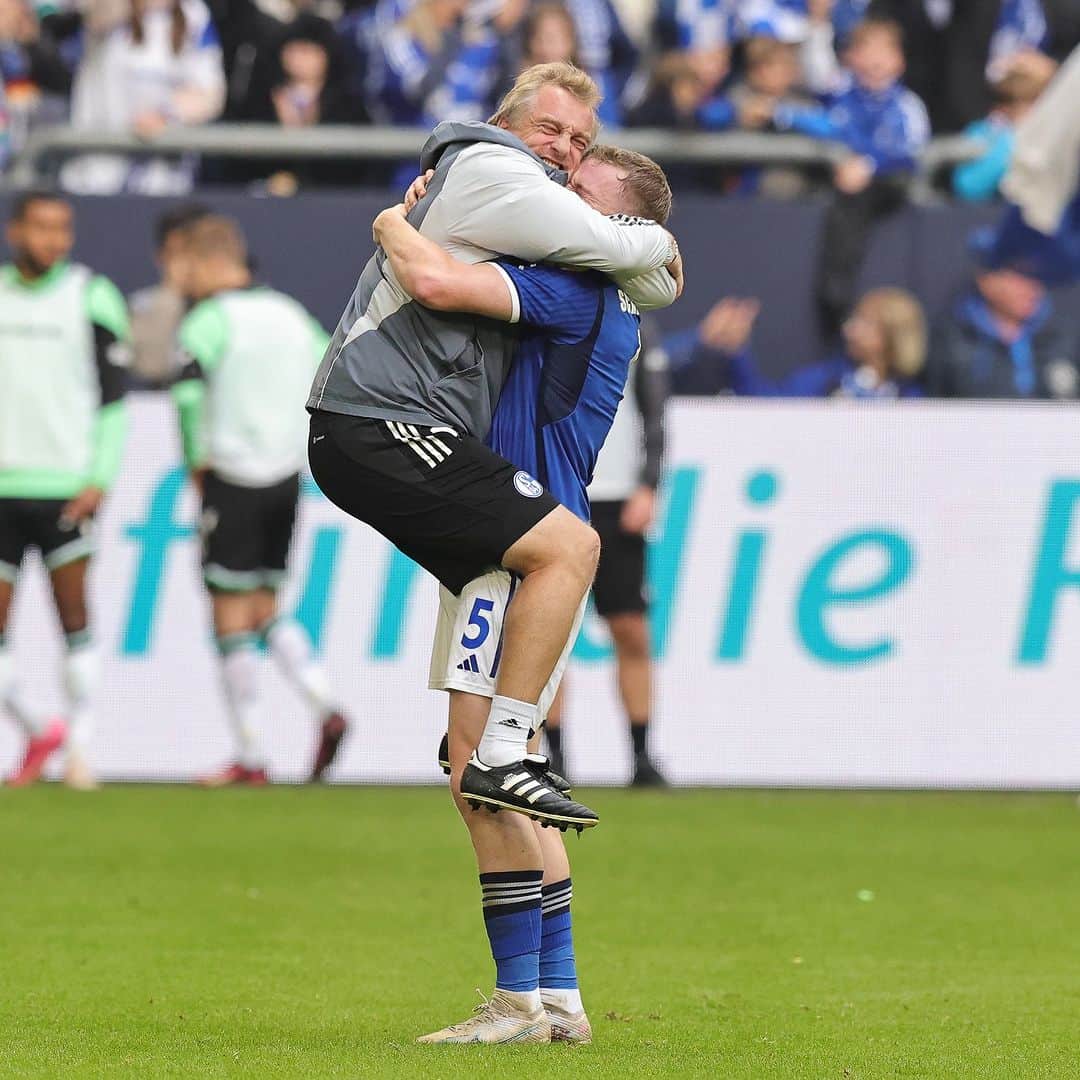シャルケ04のインスタグラム：「📂 Fotos, von denen wir nicht genug bekommen können... 🤗 Morgen bitte mehr davon!  . . #Schalke #S04 #Football #Soccer #Fußball #Futbol #Knappen #EinLebenLang #🔵⚪️」