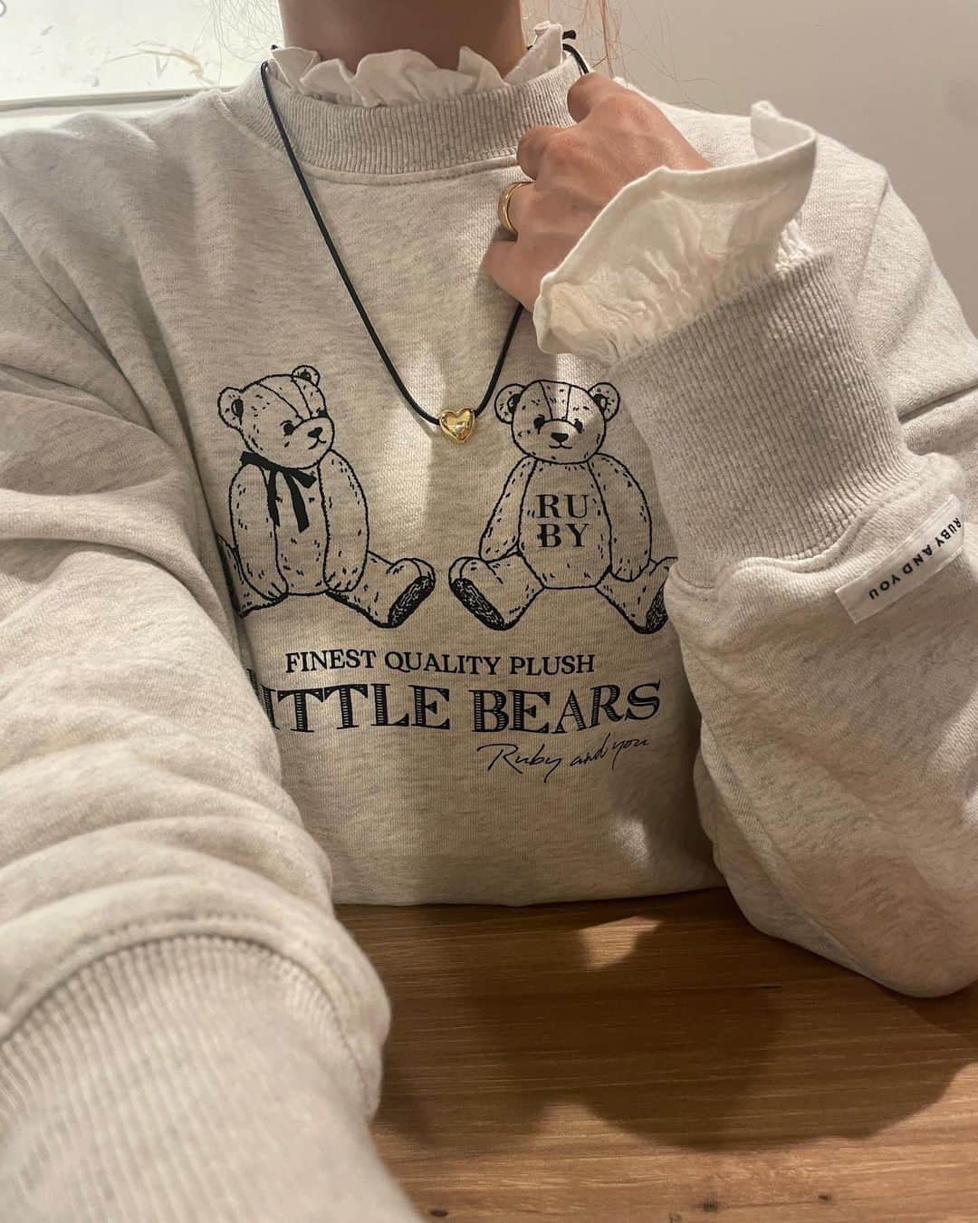 AMOのインスタグラム：「ʀᴜʙʏ ᴀɴᴅ ʏᴏᴜ ᴘᴏᴘ ᴜᴘ sʜᴏᴘ ɪɴ ᴛᴏᴋʏᴏ ᴅᴀʏ 3 🧸☾ ﾟ｡⋆  ••ᴏᴜᴛғɪᴛ•• ベアプリントトレーナー / OATMEAL シャーリングコットンブラウス / OFFWHITE エンブロイダリーハイウエストショーツ/ BLACK ベアソックス / OFFWHITE  @ruby_and_you  #rubyandyou」