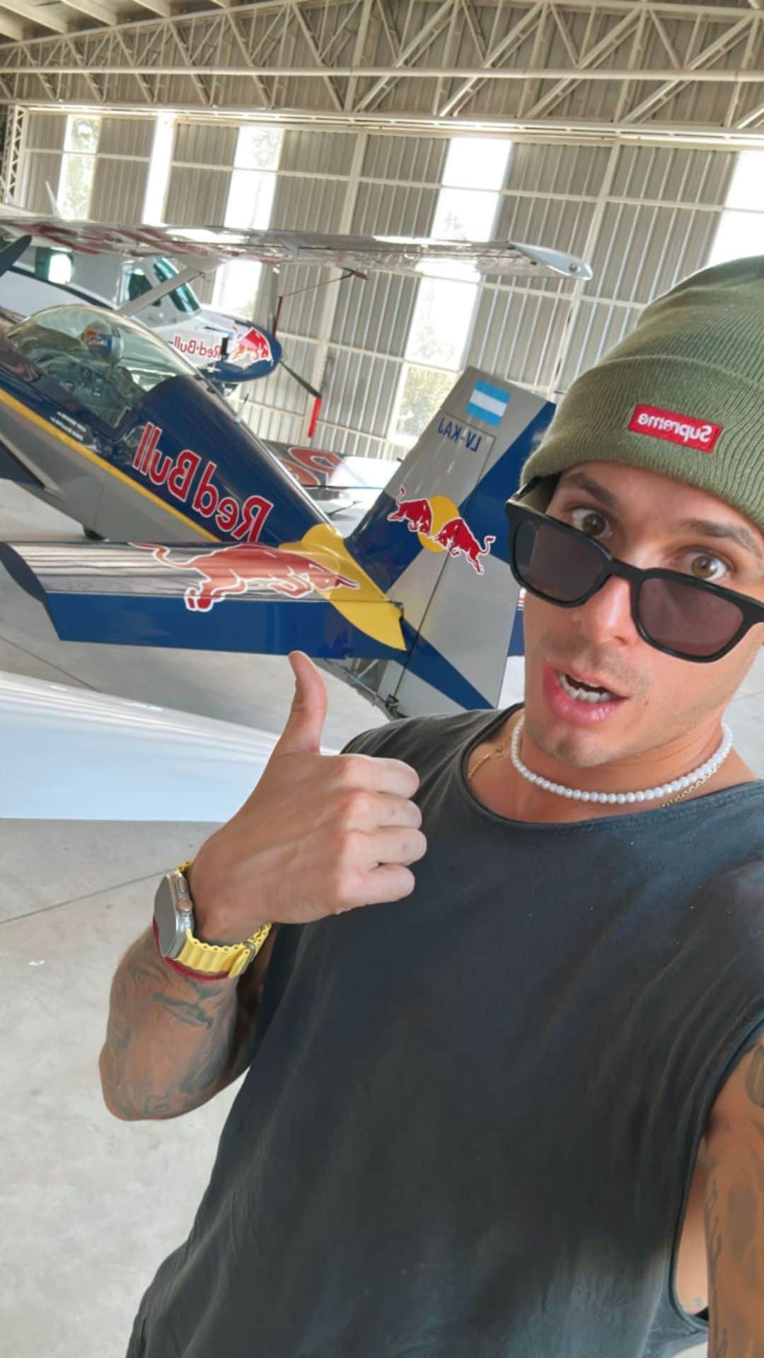 Hugo Garciaのインスタグラム：「Volé en el avión acrobático de Red Bull!!!!!!!!!!!!!! 🔥🔥🔥🚀🖤 Una de las cosas que más quería hacer de mi bucket list 🥹☑️ Quieren ver el video completo!? Los leo!  . . . #airplane #redbull #lifestyle #bucketlist」