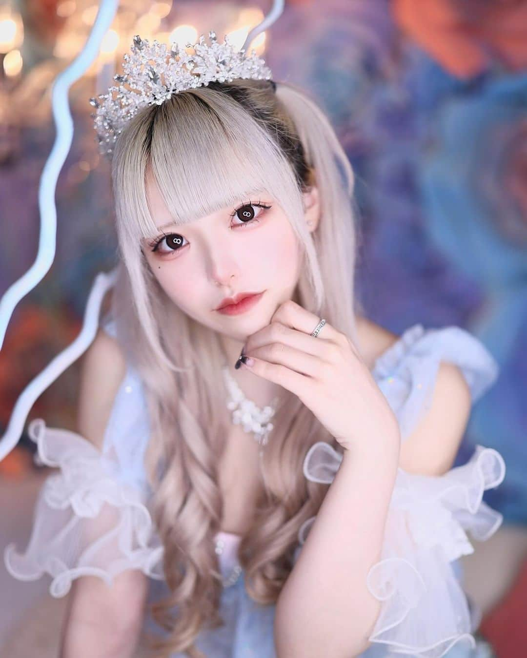 舘林佳史のインスタグラム：「ハロウィン🎃はやっぱり大好評のマーメイド🧜‍♀️✨  モデルはこの子可愛すぎる〜😍 と大人気の🥹💓 二次元から現れたあてゃん✨ @xo_ox_a0   静岡OMCスタファンスタジオ @stafan_club   ༚┈❁┈༚༝༝༚┈❁┈༚༝༝༚┈❁┈༚༝༝༚┈❁┈ ༚༝   誰でも物語の主人公になれるをキャッチコピーに ドラマや映画の物語のワンシーンの様なDramaticStoryPhotと言う名前で活動作品作りをしています。  大好評のドラマティックフォトのご依頼はこのクオリティーで30000円〜(ほぼ諸経費)で受け賜わっています)^o^(   素敵な作品を一緒に作りたい！コラボレーションしたい 美容師・メイクアップアーティストさん ・服飾デザイナーさんクリエイターさんも随時募集中です✨  お姫様になりたい👸物語の主人公になってみませんか^ ^⁉︎  たった一枚の写真で人生が変わる‼️  ドラマティックフォト撮影に興味がある方撮影依頼 お待ちしてます☺️💓  モデル宣材撮影 コンポジ Book作り プロフィール撮影 ブライダルフォト記念撮影 衣装レンタル 成人式 着物ドレスロケーションフォト スチール サロンモデル撮影 写真集等撮影のご依頼何でもお気軽にお問い合わせDM下さい✨  ༚┈❁┈༚༝༝༚┈❁┈༚༝༝༚┈❁┈༚༝༝༚┈❁┈ #ハロウィン #ハロウィン🎃 #happyhalloween #ドラマティックフォト #マーメイド #人魚 #人魚姫 #アリエル #コスプレ #コスプレ撮影 #コンカフェ #かわいい #かわいい女の子 #アニメ顔 #ポートレート #作品作り #モデル #モデル募集 #スタジオ #自社スタジオ #スタジオ撮影 #撮影依頼受付中」