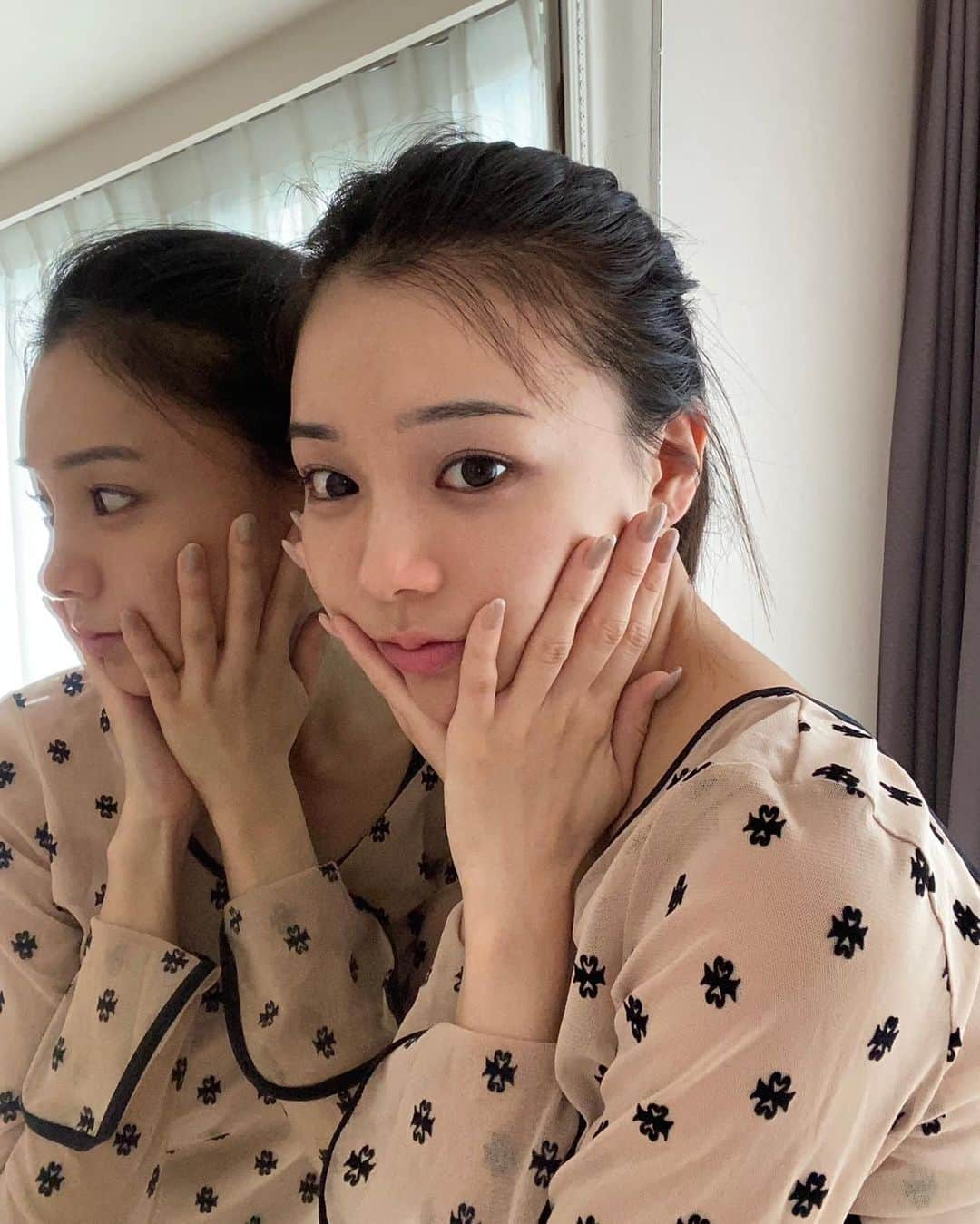 愛甲ひかりさんのインスタグラム写真 - (愛甲ひかりInstagram)「乾燥肌でこの時期はいつも敏感になってしまうので @cresc_jp の化粧水と乳液を使い始めた🥚​ 無香料、無着色、アルコールフリー！ ​ 乾燥肌に不足しがちなアシルセラミド*が配合されてて気に入ってる！​ 化粧水のジェリーコンディショナー はジェリー状ですぐ馴染むし、乳液のモイスチュア リッチミルクはこっくりしてるけどベタベタしなくてしっとりとした使い心地☺︎ ​ ずっと使ってみたかったブランドだったけどお気に入りになった🌙 ​  *セラミドEOP(整肌成分) ​  #PR​ #クレスク #crescbyASTALIFT #きまぐれ敏感肌」10月30日 22時24分 - hikarieee