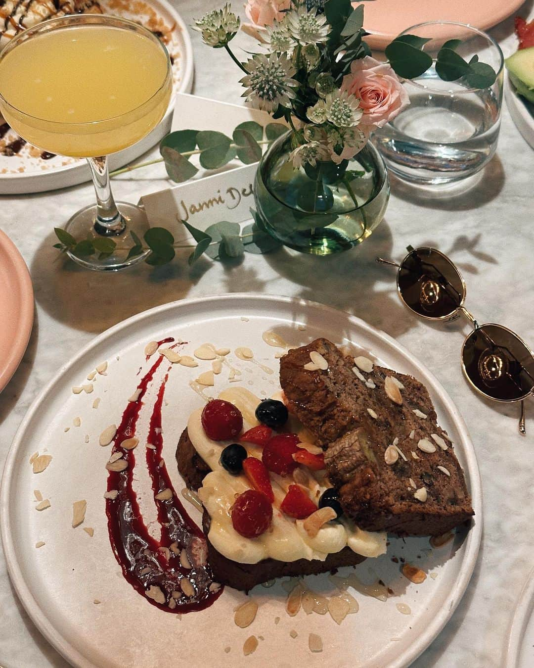 ジャニー・ディラーさんのインスタグラム写真 - (ジャニー・ディラーInstagram)「Brunch ready ☕️🍳🍓 If you’re in London try this banana bread, place is called ”Green Paradise”. Also try the pancakes 😋」10月30日 22時25分 - jannid