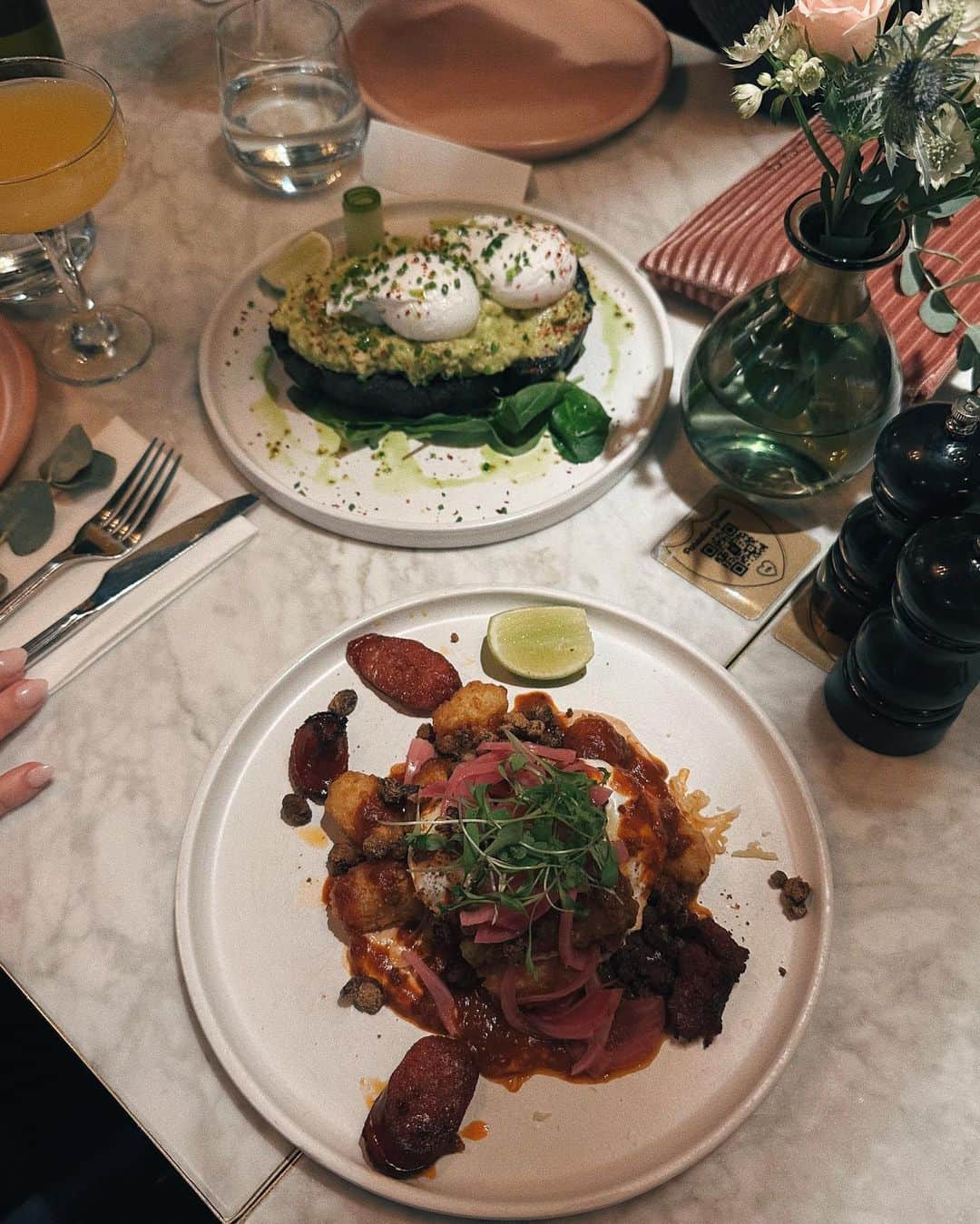 ジャニー・ディラーさんのインスタグラム写真 - (ジャニー・ディラーInstagram)「Brunch ready ☕️🍳🍓 If you’re in London try this banana bread, place is called ”Green Paradise”. Also try the pancakes 😋」10月30日 22時25分 - jannid