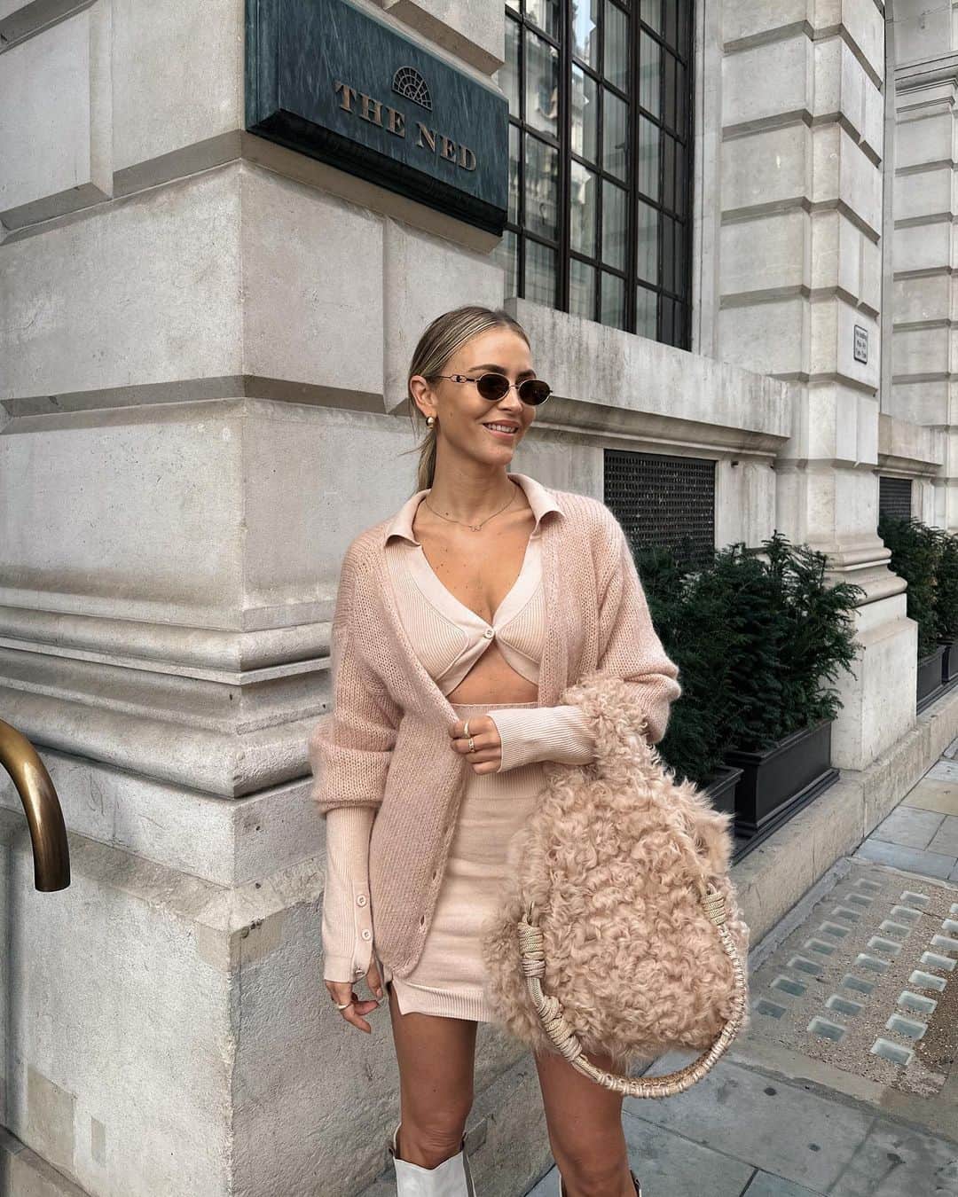 ジャニー・ディラーのインスタグラム：「Brunch ready ☕️🍳🍓 If you’re in London try this banana bread, place is called ”Green Paradise”. Also try the pancakes 😋」