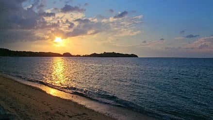 Shihoのインスタグラム：「美しい夕焼けの海  #beautifulsunset #ocean #sea #beach #sky #blue #magichour #nature #海 #夕焼け #砂浜 #singerslife」
