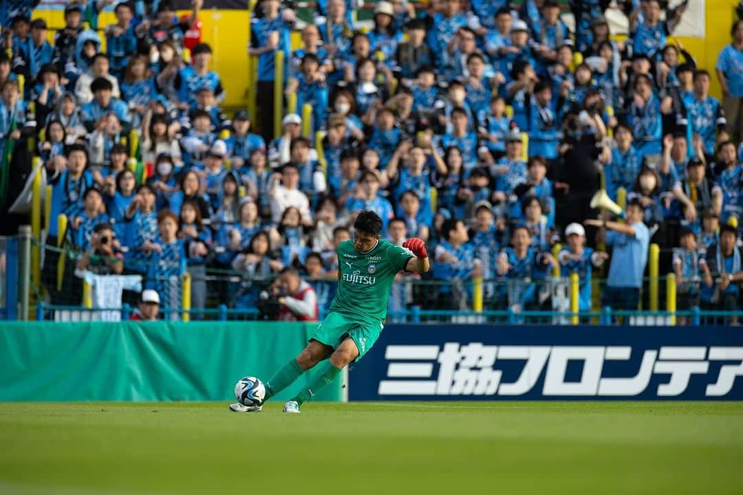 チョン・ソンリョンさんのインスタグラム写真 - (チョン・ソンリョンInstagram)「Vs Kashiwa Reysol みんなお疲れ様でした⚫️🔵🙏 #ワンチーム #seeyouagain @kawasaki_frontale」10月30日 22時26分 - jung.sung.ryong