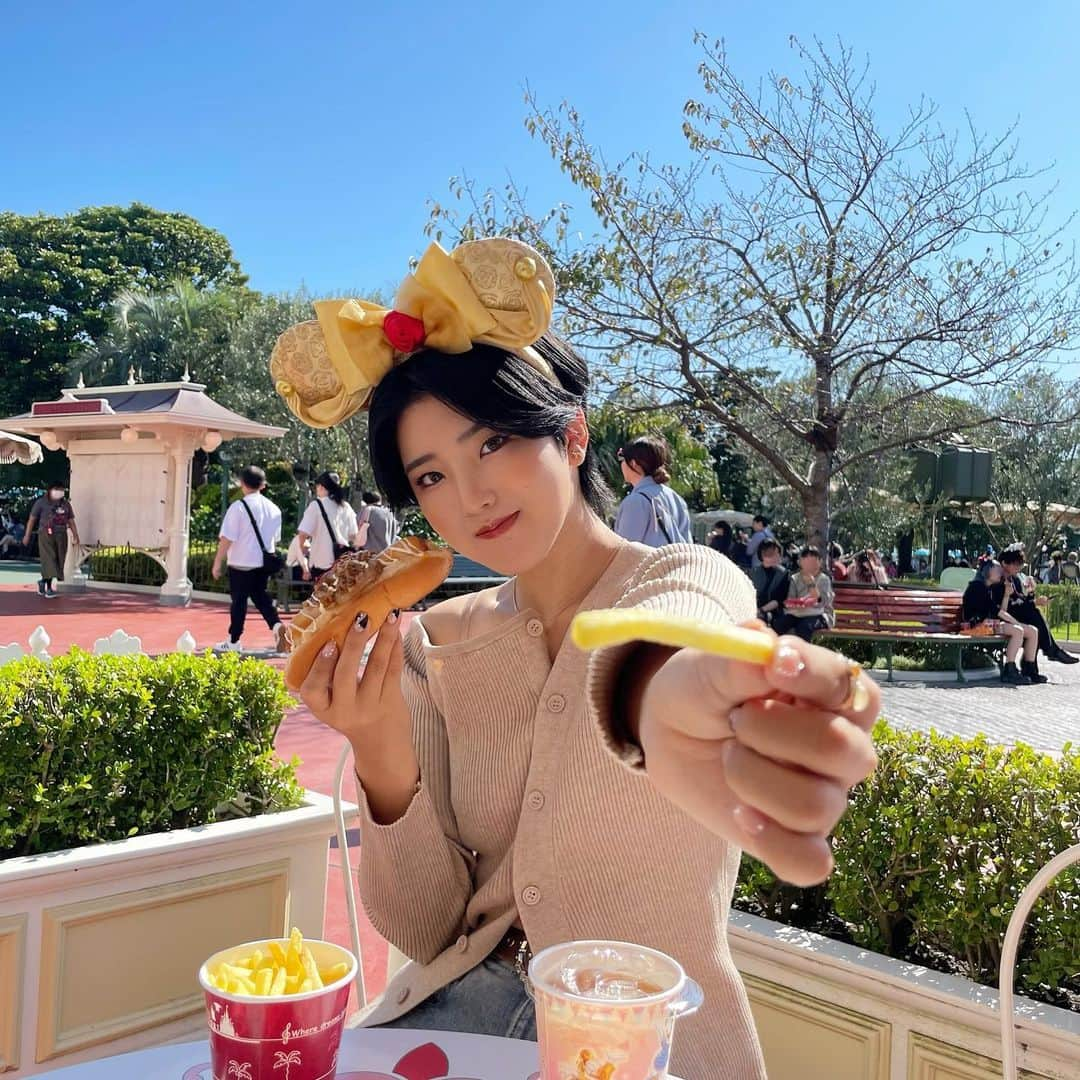 小島はなのインスタグラム：「・ ベルっぽい〜??❤︎ ・ #はなとディズニー  #ディズニーランド　#Disneyland #AMEFURASSHI #小島はな」