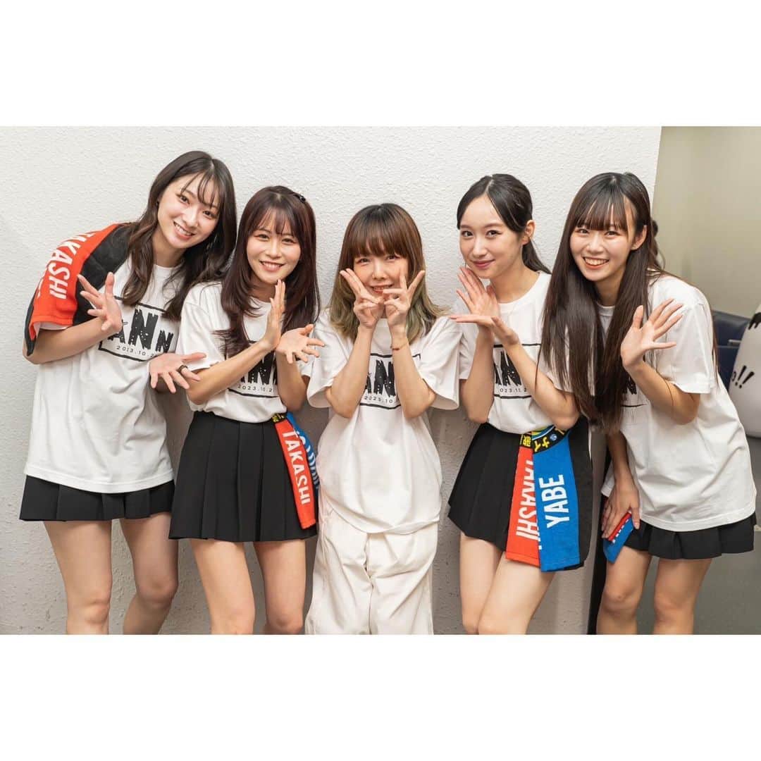 辻優衣さんのインスタグラム写真 - (辻優衣Instagram)「#ナイナイ歌謡祭  一気にで申し訳ないですが、   #aiko さん  #小石田純一 さん #ジャッキーちゃん さん  #ニューヨーク さん #ジョイマン さん #ロバート秋山 さん と お写真撮って頂きました❕  aikoさん すごく気さくな方で優しくお話して下さって本当に嬉しかったです🥺『ボーイフレンド』聴けてお会いできて光栄でした！  小石田純一 さん 『ブラボー』の手が最高でしたし、話し方も面白すぎました！ ジャッキーちゃんさん 声が思ったより似ててびっくりしました！🥹   ニューヨーク さん お昼の番組でよく観てます☀️ 『ハプニングバー』沢山笑わせてもらいました🥹   ジョイマン さん 前田さんがよく"ナナナナー"と真似してるのを見て本物はどんな感じなんだろうなとワクワクしてました。めちゃめちゃ楽しかったです 『ありがとうオリゴ糖』好きです🥹個人的フィットめっちゃ好きです！   ロバート秋山 さん ずっとテレビで見てた方で目の前でお会いできて嬉しかったです！カリスマ・ボイストレーナー🥹声が良過ぎでした！  また共演できるよう頑張ります💪🏻  有難うございました！  写真全6枚あります！矢部社長とも撮りました！多分一緒に撮るのは初めてです！ .  .  #ナインティナインANN  . #fashon #ootd  #outfit  #アイドル #dj #黒髪ロング   #instagood #japanesegirl #selfie #japaneseidol #happy #데일리 #좋아요 #셀카 #셀스타그램 #인스타 #일본 #02」10月30日 22時37分 - yui___2g