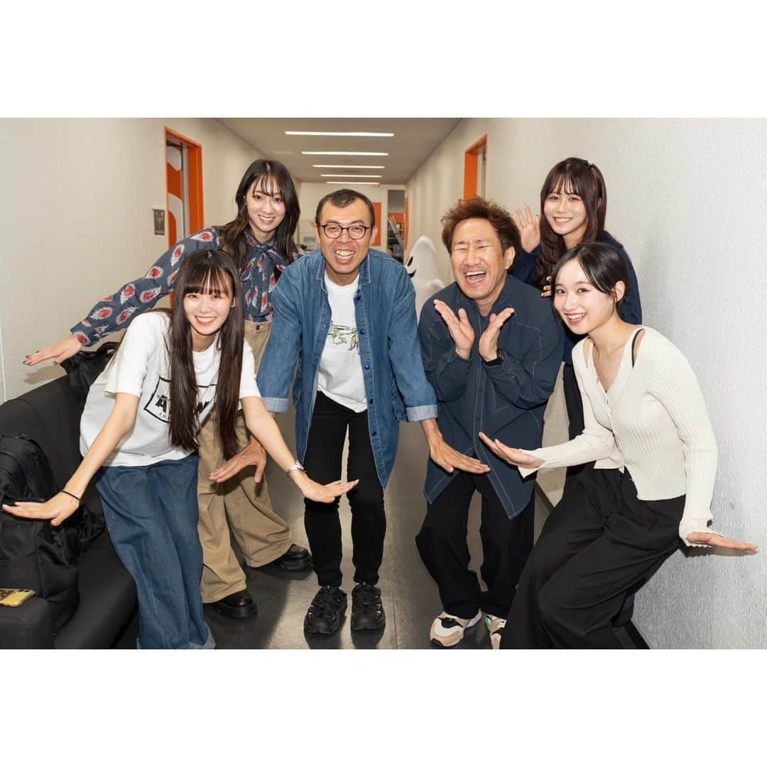 辻優衣さんのインスタグラム写真 - (辻優衣Instagram)「#ナイナイ歌謡祭  一気にで申し訳ないですが、   #aiko さん  #小石田純一 さん #ジャッキーちゃん さん  #ニューヨーク さん #ジョイマン さん #ロバート秋山 さん と お写真撮って頂きました❕  aikoさん すごく気さくな方で優しくお話して下さって本当に嬉しかったです🥺『ボーイフレンド』聴けてお会いできて光栄でした！  小石田純一 さん 『ブラボー』の手が最高でしたし、話し方も面白すぎました！ ジャッキーちゃんさん 声が思ったより似ててびっくりしました！🥹   ニューヨーク さん お昼の番組でよく観てます☀️ 『ハプニングバー』沢山笑わせてもらいました🥹   ジョイマン さん 前田さんがよく"ナナナナー"と真似してるのを見て本物はどんな感じなんだろうなとワクワクしてました。めちゃめちゃ楽しかったです 『ありがとうオリゴ糖』好きです🥹個人的フィットめっちゃ好きです！   ロバート秋山 さん ずっとテレビで見てた方で目の前でお会いできて嬉しかったです！カリスマ・ボイストレーナー🥹声が良過ぎでした！  また共演できるよう頑張ります💪🏻  有難うございました！  写真全6枚あります！矢部社長とも撮りました！多分一緒に撮るのは初めてです！ .  .  #ナインティナインANN  . #fashon #ootd  #outfit  #アイドル #dj #黒髪ロング   #instagood #japanesegirl #selfie #japaneseidol #happy #데일리 #좋아요 #셀카 #셀스타그램 #인스타 #일본 #02」10月30日 22時37分 - yui___2g