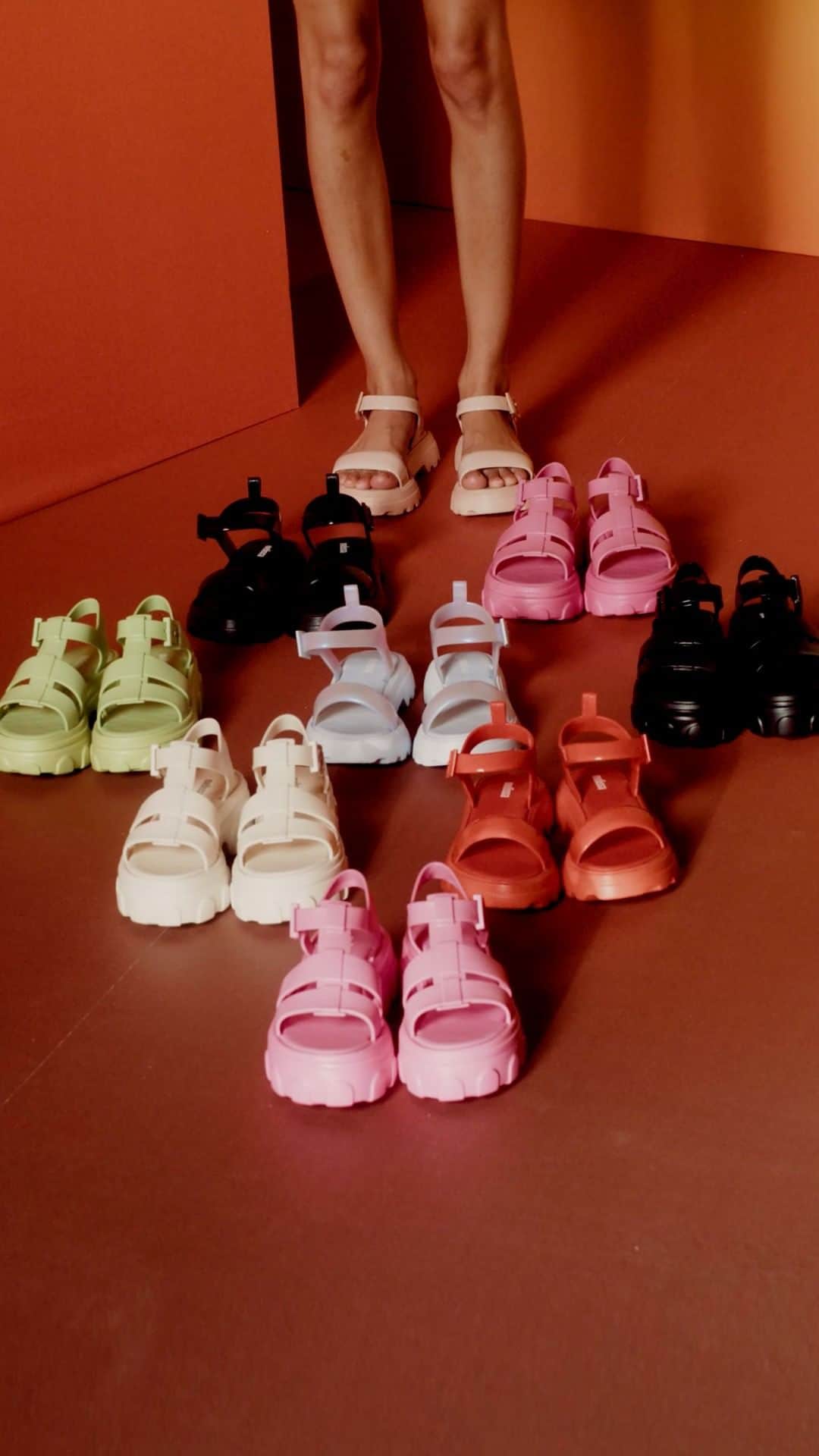 メリッサのインスタグラム：「POV: você garantiu os hits do verão no #ClubeMelissa e está pronta para entregar muitos lookinhos! 😘」