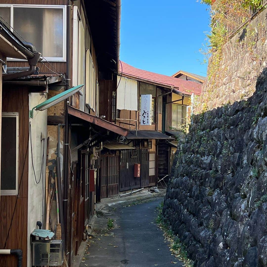 能町みね子さんのインスタグラム写真 - (能町みね子Instagram)「飯田はすべての道が坂です ゆるやかな坂か、急な坂です 平らは存在しません 最高の街です」10月30日 22時29分 - nmcmnc