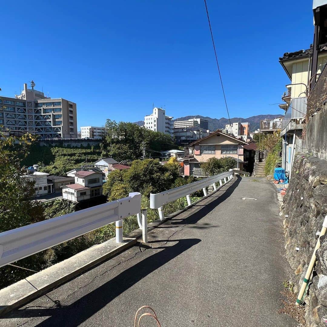 能町みね子さんのインスタグラム写真 - (能町みね子Instagram)「飯田はすべての道が坂です ゆるやかな坂か、急な坂です 平らは存在しません 最高の街です」10月30日 22時29分 - nmcmnc