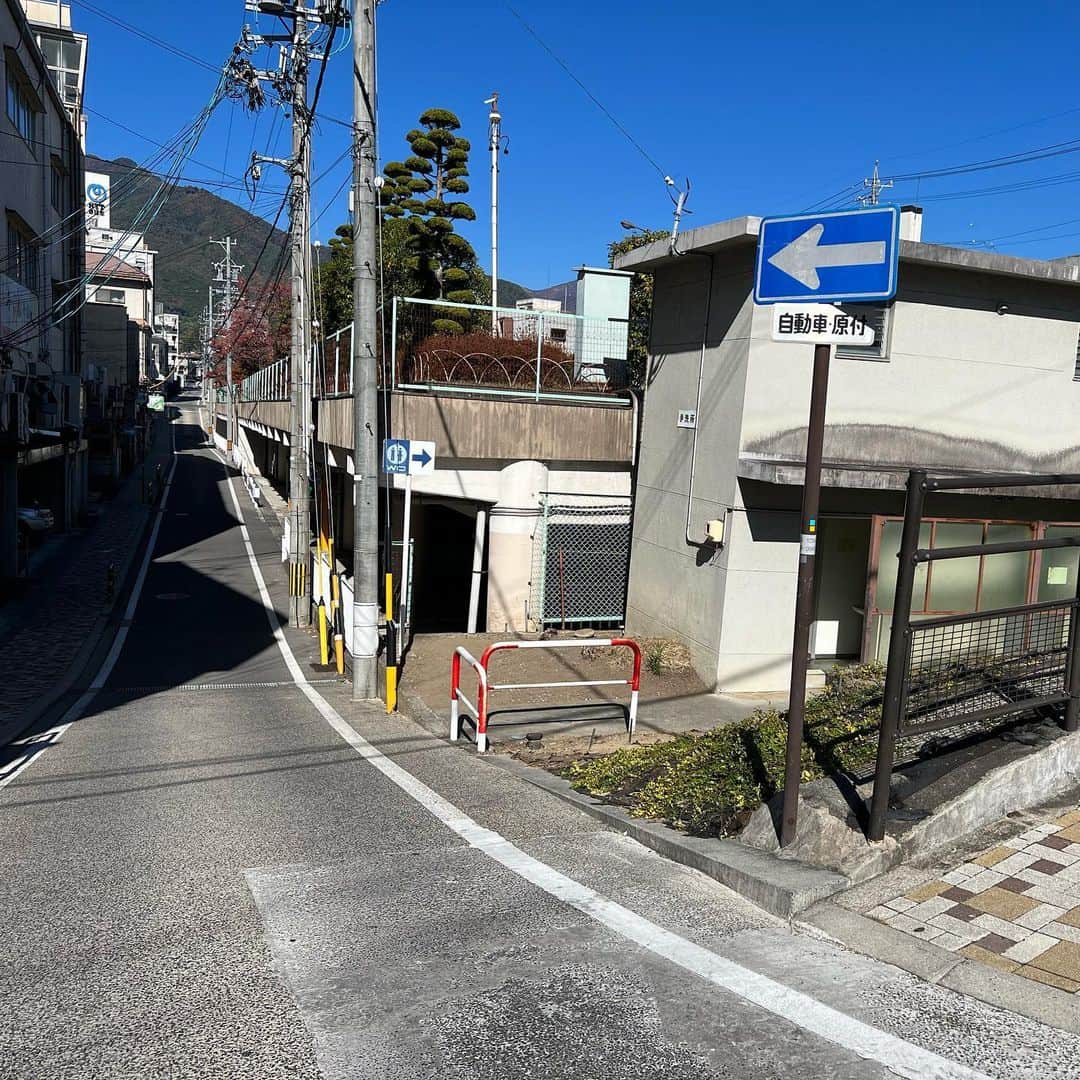 能町みね子のインスタグラム：「飯田はすべての道が坂です ゆるやかな坂か、急な坂です 平らは存在しません 最高の街です」