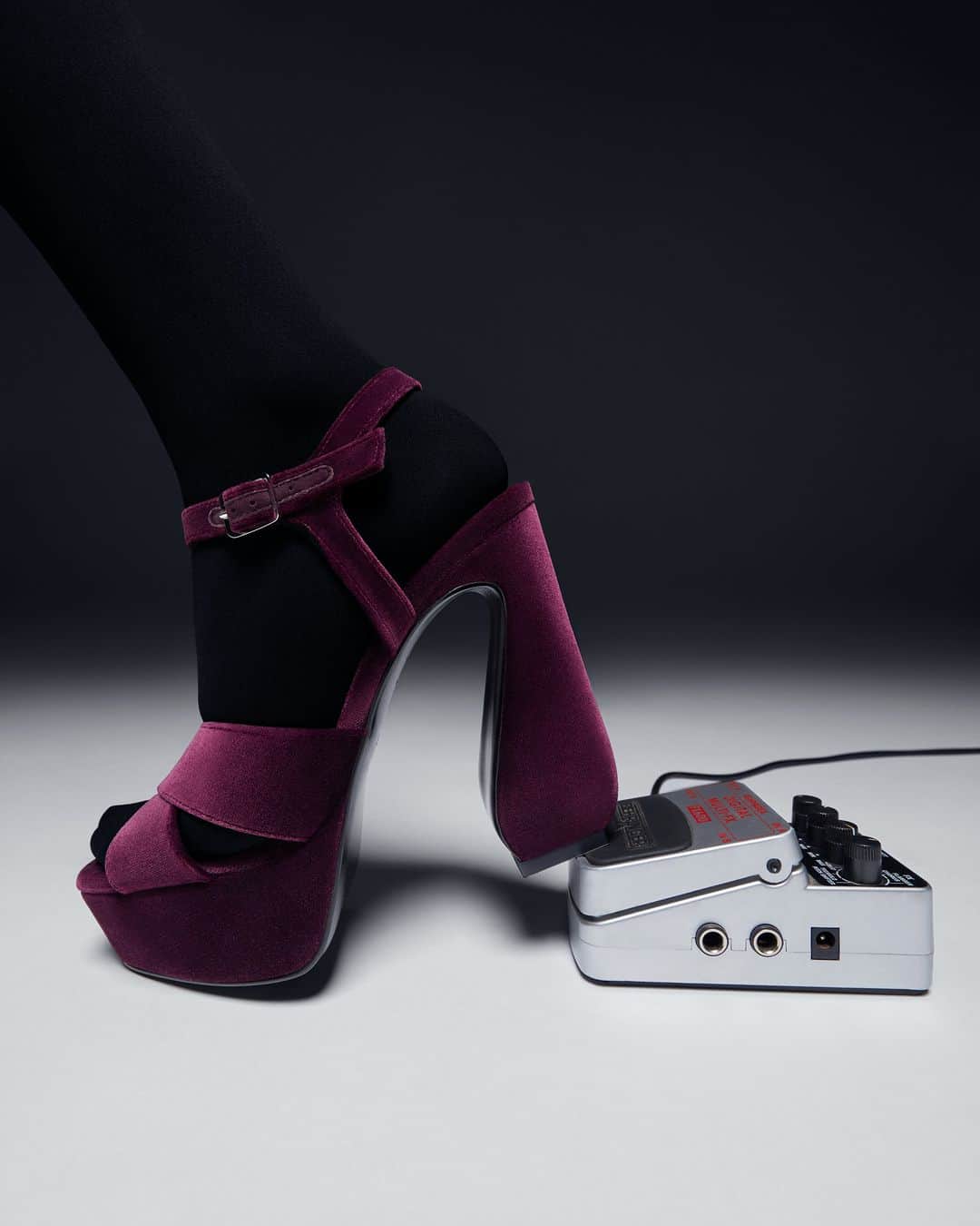 Sergio Rossiのインスタグラム：「The new SI ROSSI by Sergio Rossi collection is a tribute to the heritage of the brand: a combination of extreme volumes, daring silhouettes and refined details.  Discover the new collection through the link in bio or visit your nearest #SergioRossi boutique. #SIROSSI」