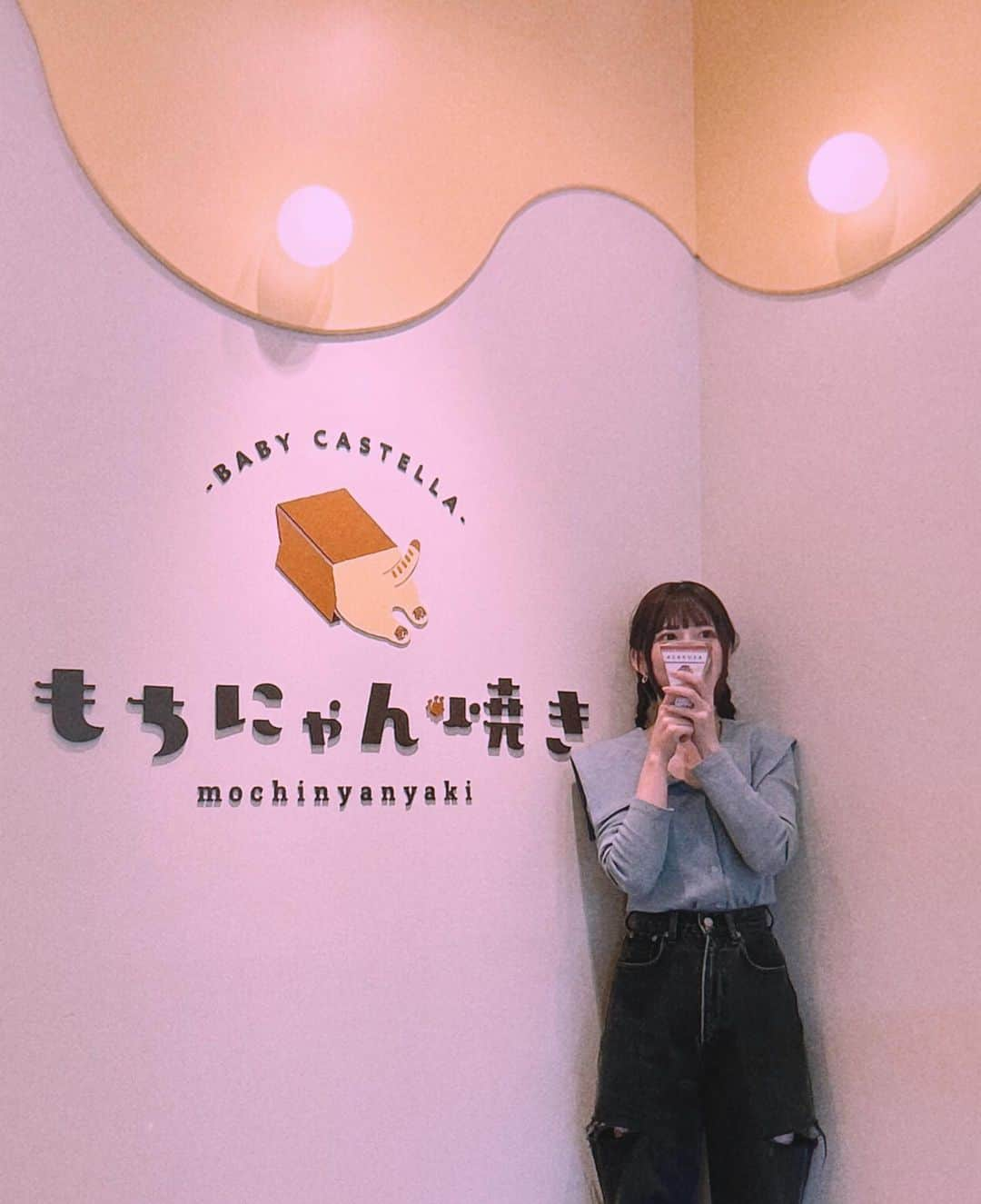 東村芽依さんのインスタグラム写真 - (東村芽依Instagram)「. 少し前の、お散歩🐈♡ #浅草#いちご飴らぶ#日向坂46#東村芽依#meigram」10月30日 22時30分 - mei.higashimura