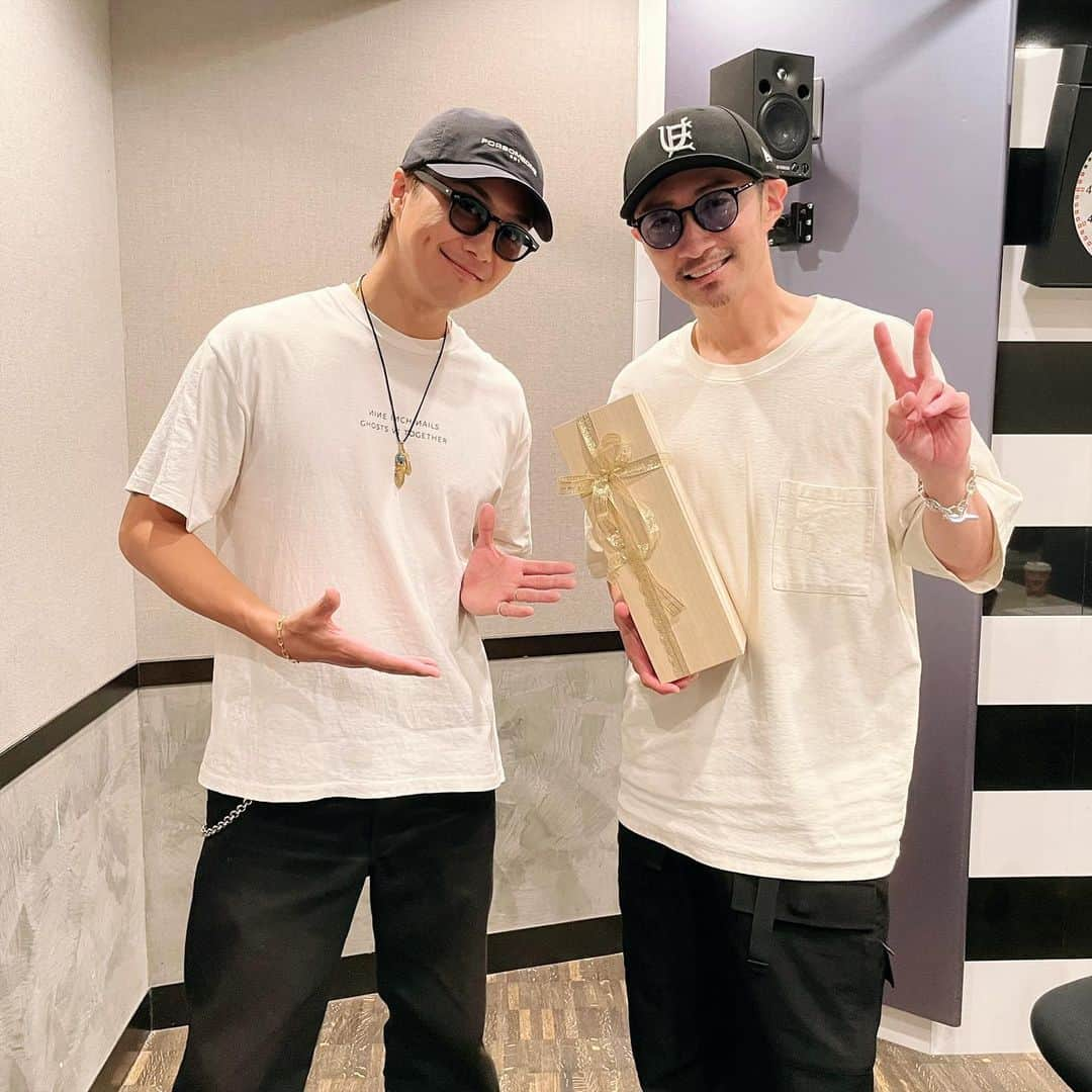 TAKAHIROのインスタグラム：「J-WAVE  TOKYO M.A.A.D SPIN ”PKCZ(R) RADIO” お声がけいただき マキさんとたっぷり話してきました✨ 懐かしい話から ワクワクする話まで 楽しすぎて最高でした✨✨  お楽しみに🏝️🤙」