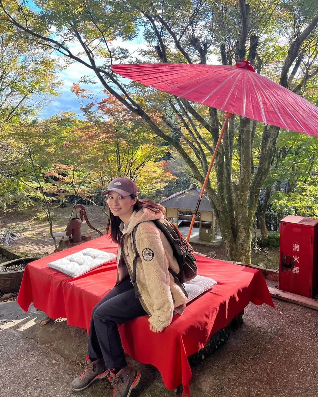 戸田れいのインスタグラム：「登山で頂きメシ(@itadakimeshi_skya )のロケで妙見山に登ってきました⛰️  山頂付近にある奥山茶屋のおにぎりときのこ汁、美味しすぎました🥹🍙  そして、ここの山の三角点が今までにないくらい地味でめちゃくちゃ笑いました🤣  いつもインスタ載せる時、標高とかわかるように1枚目に載せてたんだけど…  まぁ、ここはいっかってなっちゃった🤣  それ以外に素晴らしいところが多すぎてね😗  今日の様子は12月のオンエアで確認できます🥾 そして今月頭の方に登った諭鶴羽山の様子は11月のオンエアで確認できます🧅  ABCテレビ、スカイA、TVerなどで観られるのでお楽しみ🐰❤️‍🔥」