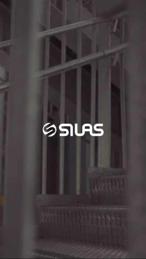 サイラスのインスタグラム：「【SILAS 2023 FALL COLLECTION】 ☑ GOAT L/S TEE M,L,XL￥6,600  WEBSTORE calif ZOZOTOWN SILAS取り扱い店舗にて発売中。 ⁡ #silas #silasandmaria #サイラス #ストリート#ロンドンストリート #ストリートファッション #メンズファッション #新作」