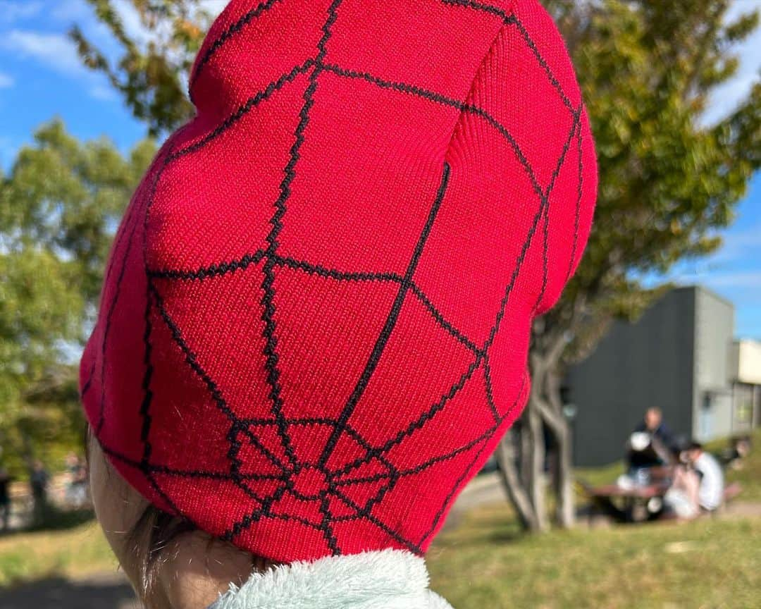 金井憧れさんのインスタグラム写真 - (金井憧れInstagram)「happy halloween🎃👻  今年はスパイダーマンのよう😎 明日ハロウィンだから！と、 スパイダーマンの格好で ベッドに入って行きました👧  #halloween #spiderman  #ハロウィン工作 #ハロウィン」10月30日 22時36分 - akogare.kanai