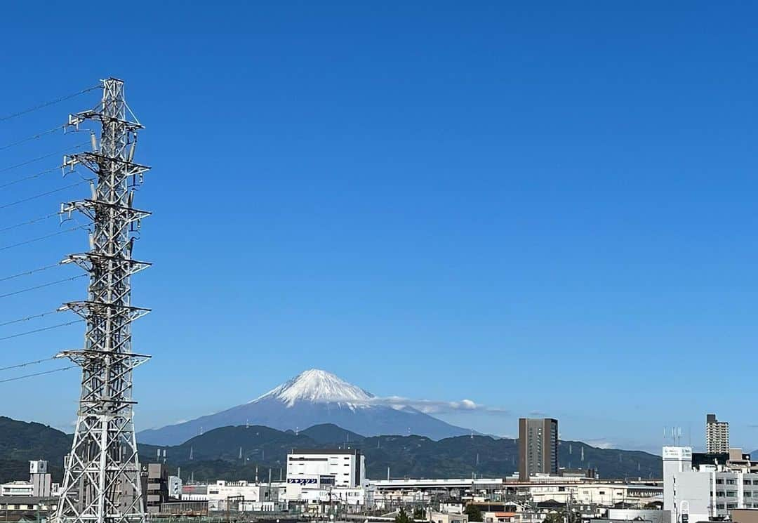 松下翔太郎のインスタグラム：「・ ・ 今日は通勤途中に「わ！富士山が雪化粧している！」 となりまして、テレしずからも美しく見えました🗻 綺麗でしたねえ😊  今週もよろしくお願いします！  #ただいまテレビ #富士山#テレビ静岡#テレしず #アナウンサー」