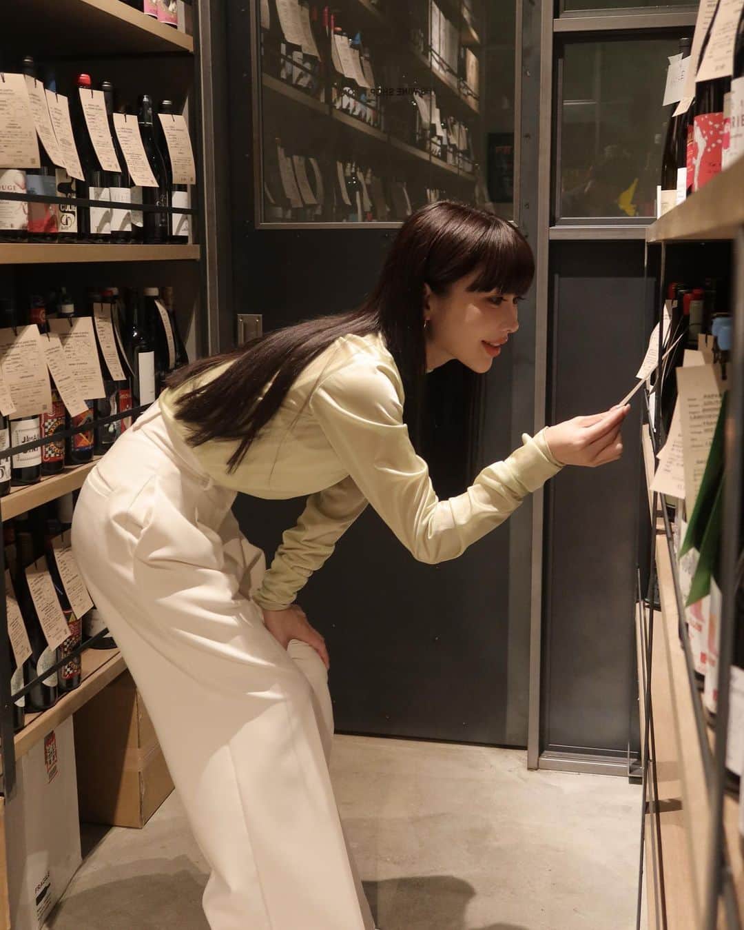梯真奈美のインスタグラム：「三軒茶屋で美味しいビストロとナチュールワインを。  ワインセラーで食事に合いそうなワインをじっくりと。（真剣） 美味しそうなワインがいっぱいで決めるの すっごく時間かかった。笑  ゆっくり温かないい時間が過ごせました🍷」