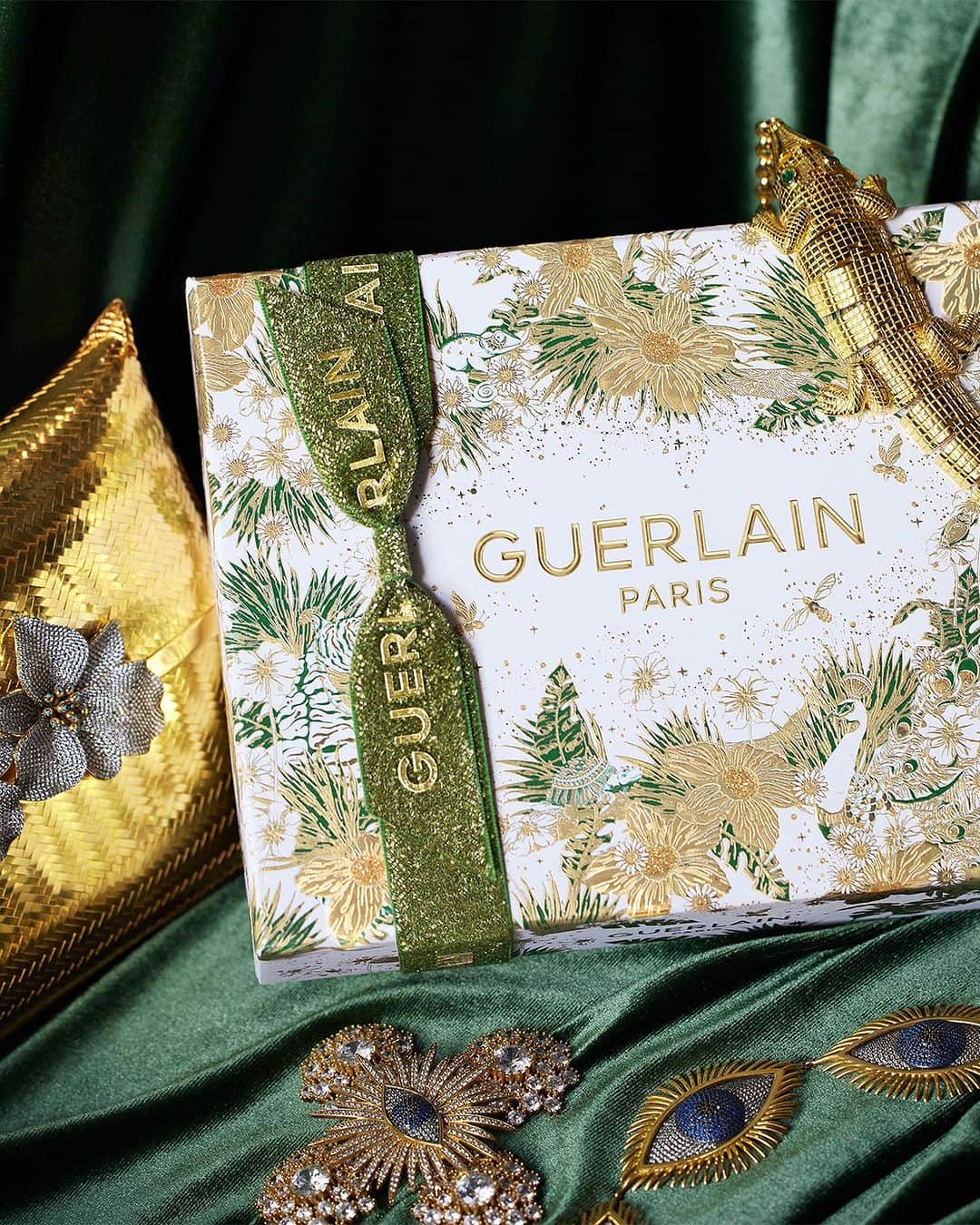 ゲランさんのインスタグラム写真 - (ゲランInstagram)「The Art of Gifting by Guerlain: the enchantment of the holiday season, brought to life. Discover this year's exclusive collection of gift sets and gift wrapping, at guerlain.com and in Guerlain boutiques. —— @begumkhan  #GuerlainXBegümKhan #BeelieveInFantasy #HolidayCollection #Wishlist #FestiveSeason」10月30日 22時40分 - guerlain