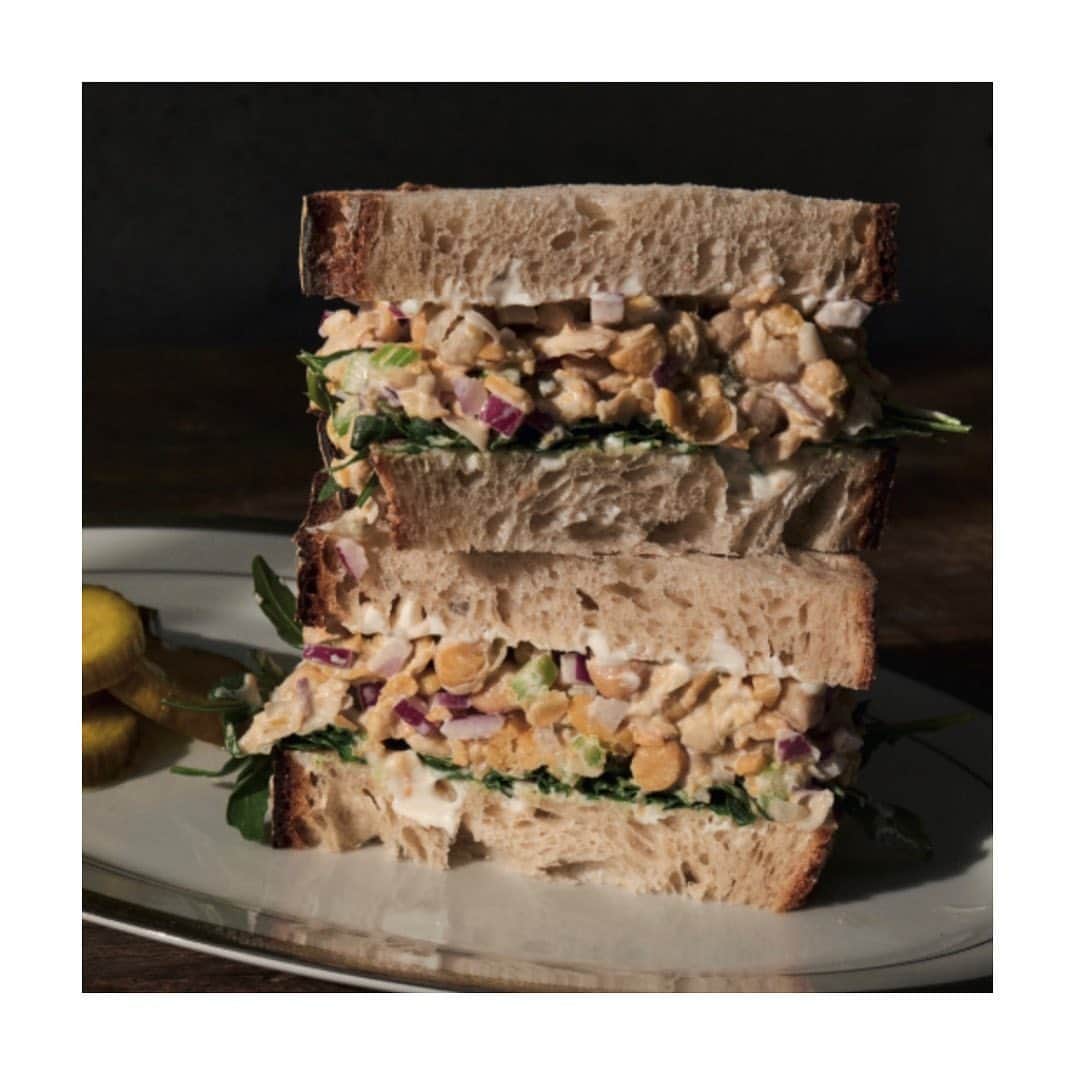 メアリー・マッカートニーのインスタグラム：「CHICKPEA “TUNA” SALAD SANDWICH  Lunch for today! Quick, satisfying and nourishing. The recipe can be found in my new hybrid portrait - cookbook Feeding Creativity! I took this sarnie to Elvis  Costello when he was recording at Electric Lady Studios in New York City x Mary」