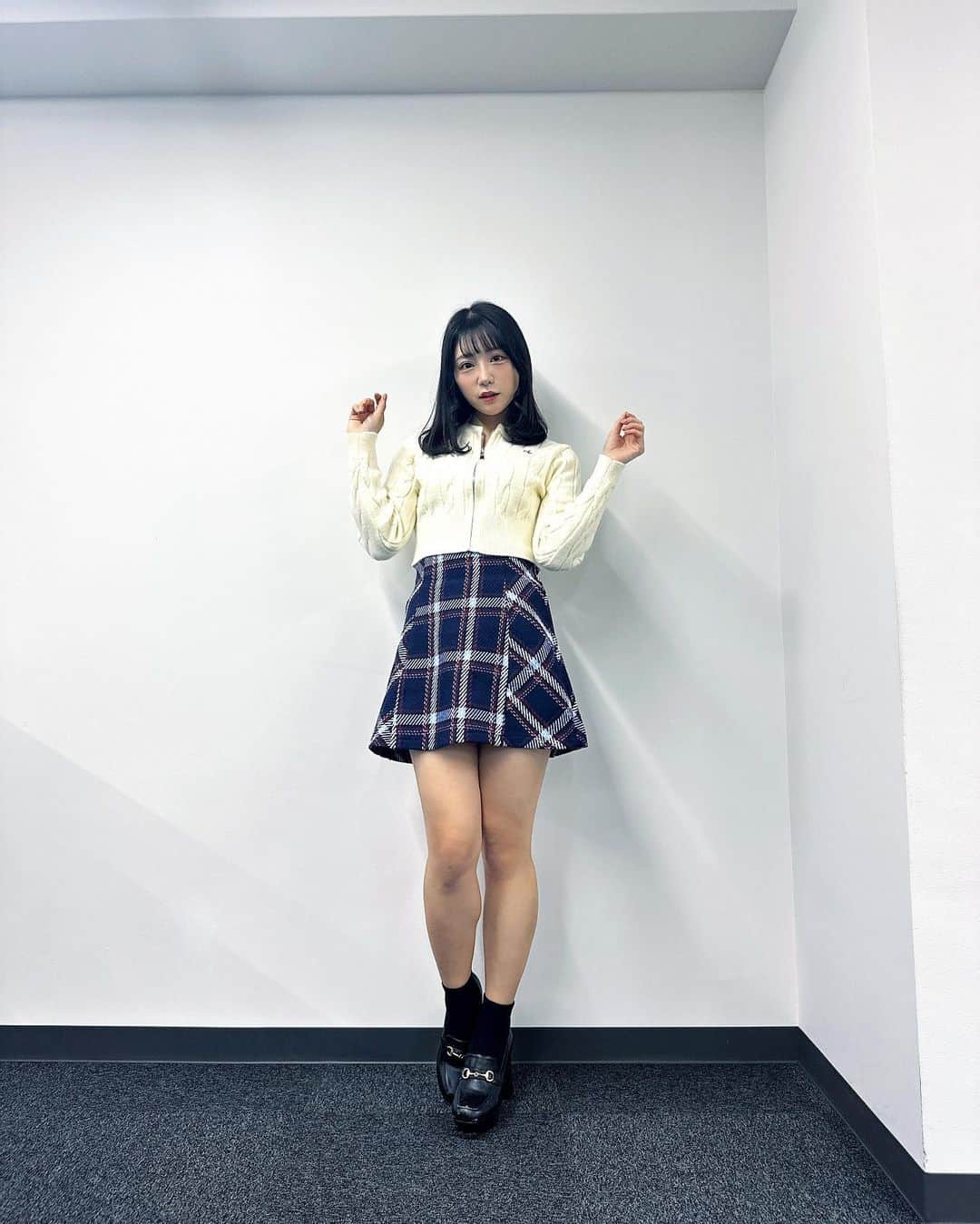 藤田みゆのインスタグラム：「. チェックスカートかわい？♡」