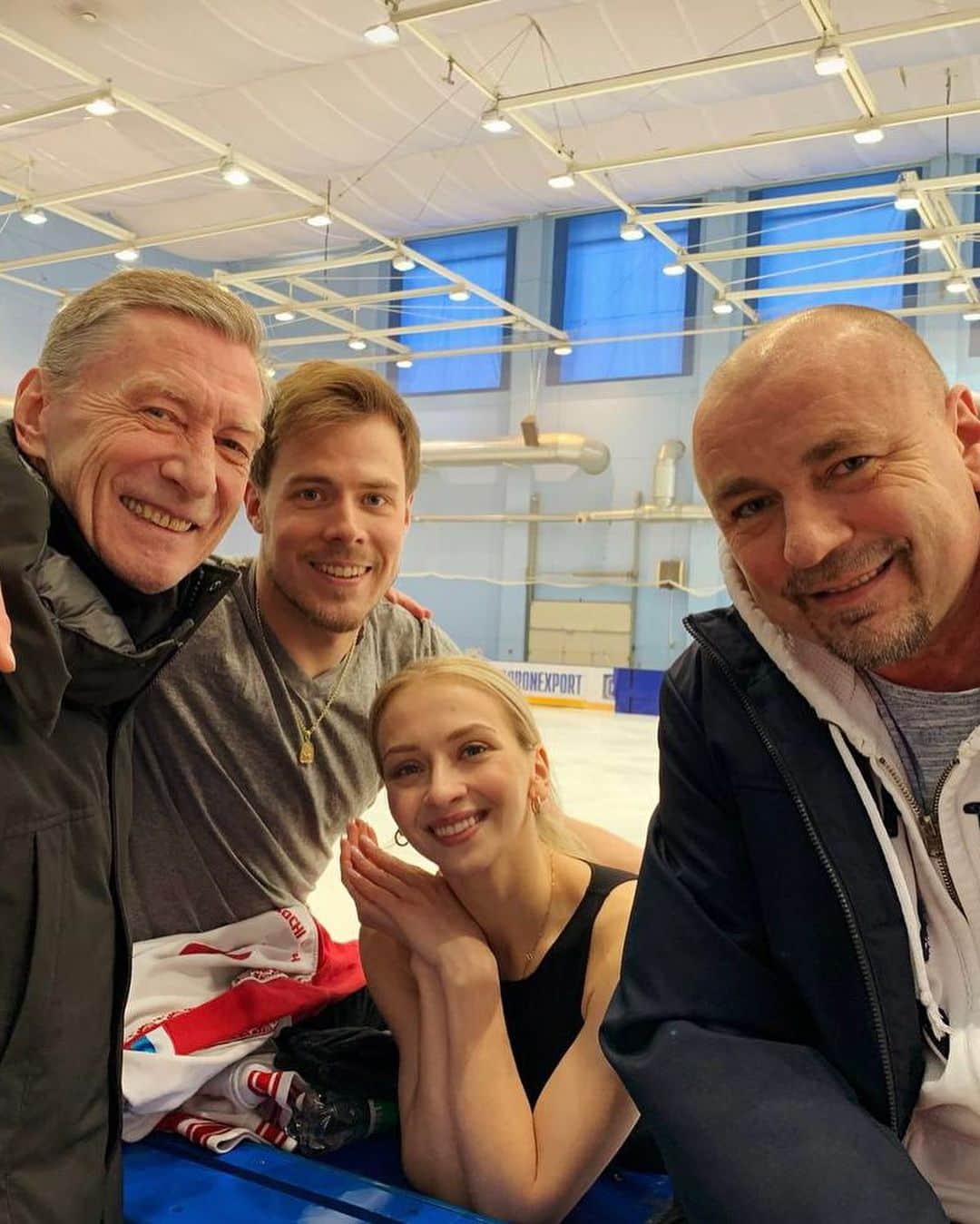 ヴィクトリヤ・シニツィナのインスタグラム：「Поздравляю тренеров с праздником, с их днём! Спасибо вам за труд, терпение и веру в своих спортсменов.❤️ Хороших учеников и золотых медалей 🥇  Бесконечно благодарна и обнимаю всех своих тренеров, вы самые лучшие 🔝」