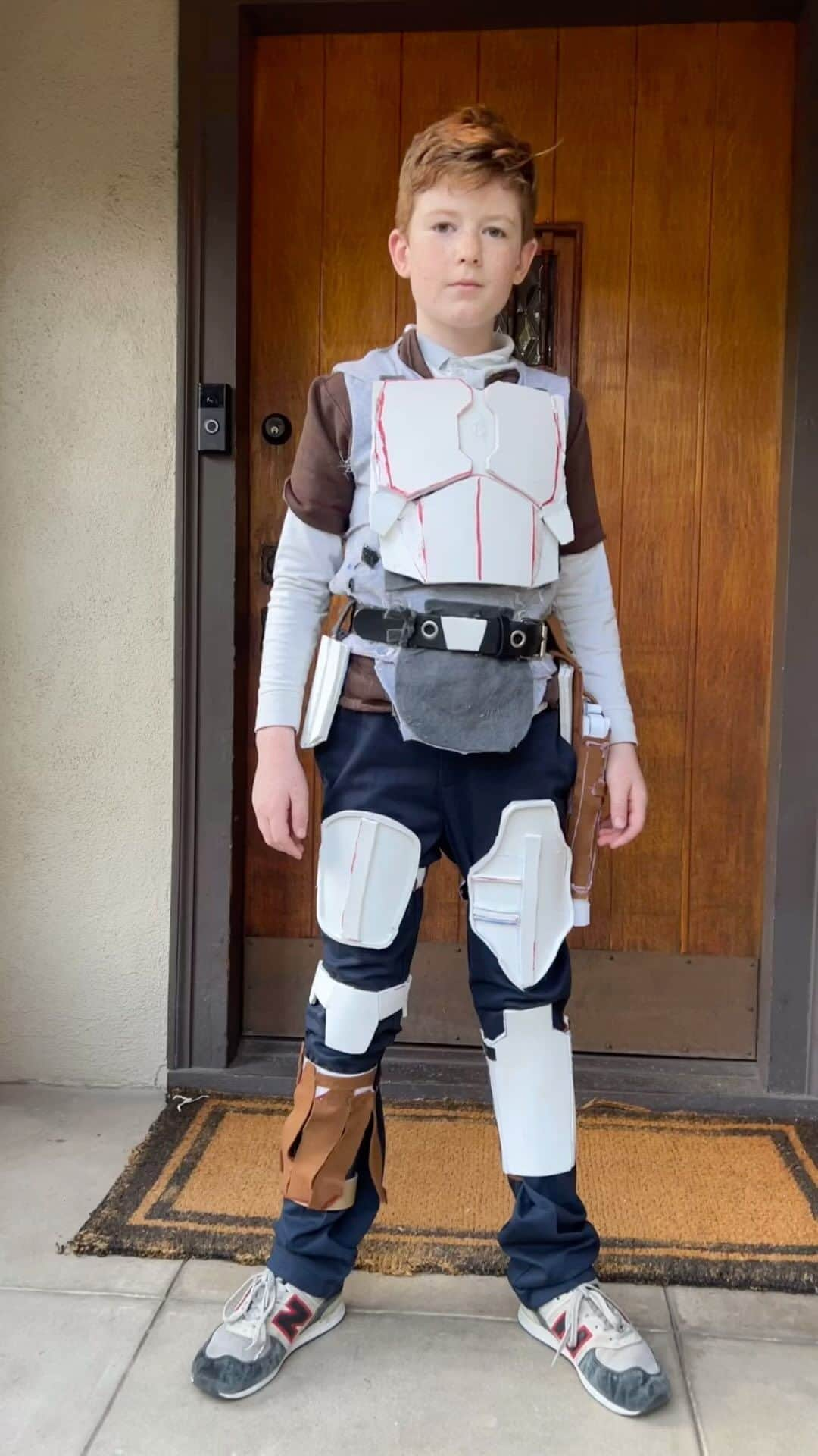 サラ・ドリューのインスタグラム：「Micah has been tirelessly working on this costume for the past 5 weeks. He built every piece from scratch- watching YouTube tutorials and printing out helmet templates and working with new materials to achieve his masterpiece. We are so proud of this dude and also SO happy the project is finally complete 😬😬😬 so many tears…. So many. But what a fantastic final product!!!」