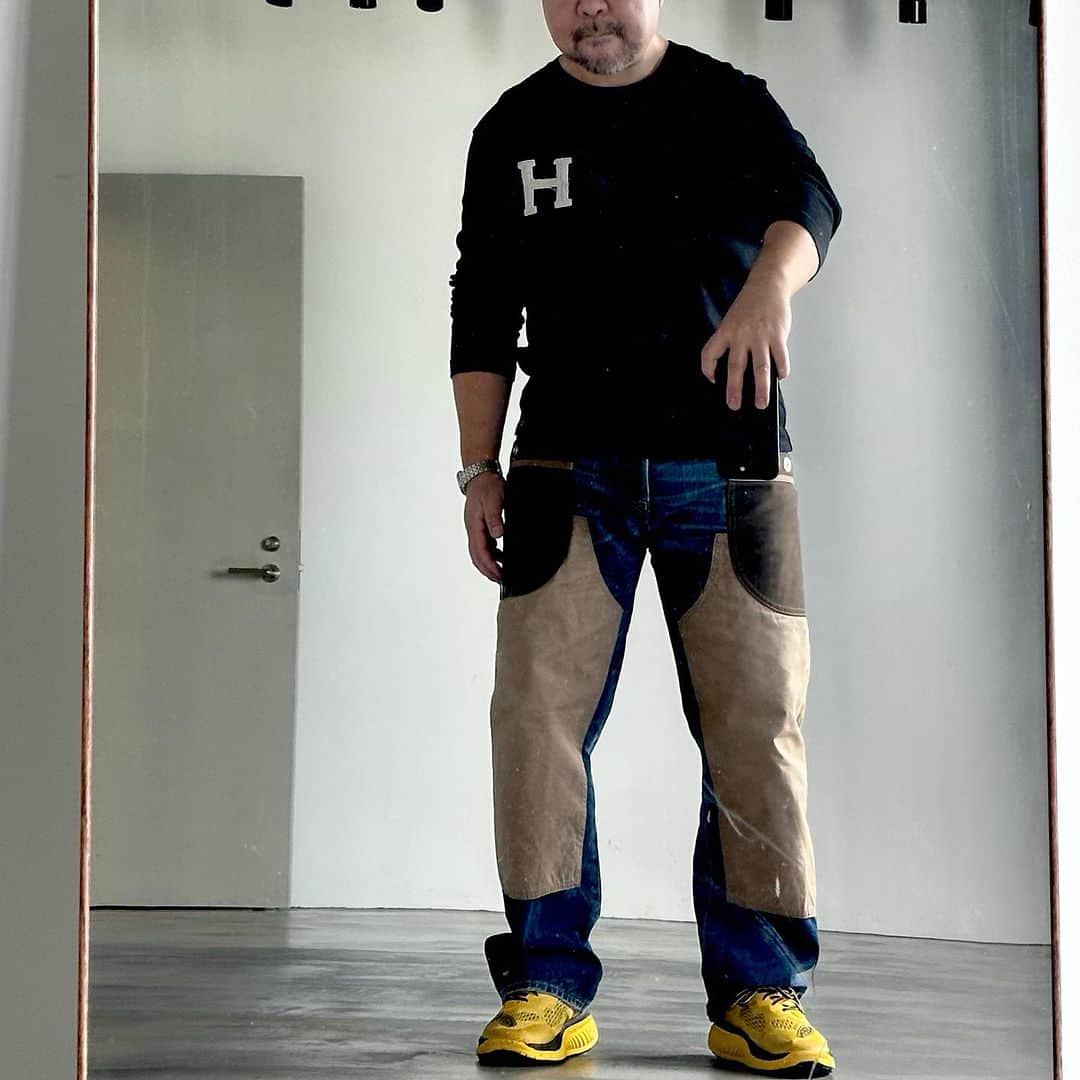 武井義明さんのインスタグラム写真 - (武井義明Instagram)「ちょっと体重を落としたので穿けなかったJWMの秋冬物のデニムが穿けて嬉しい。しかし目標体重まであと7.５kgですとアプリは言う。自分で設定したんですけどね。」10月30日 22時49分 - bebechef