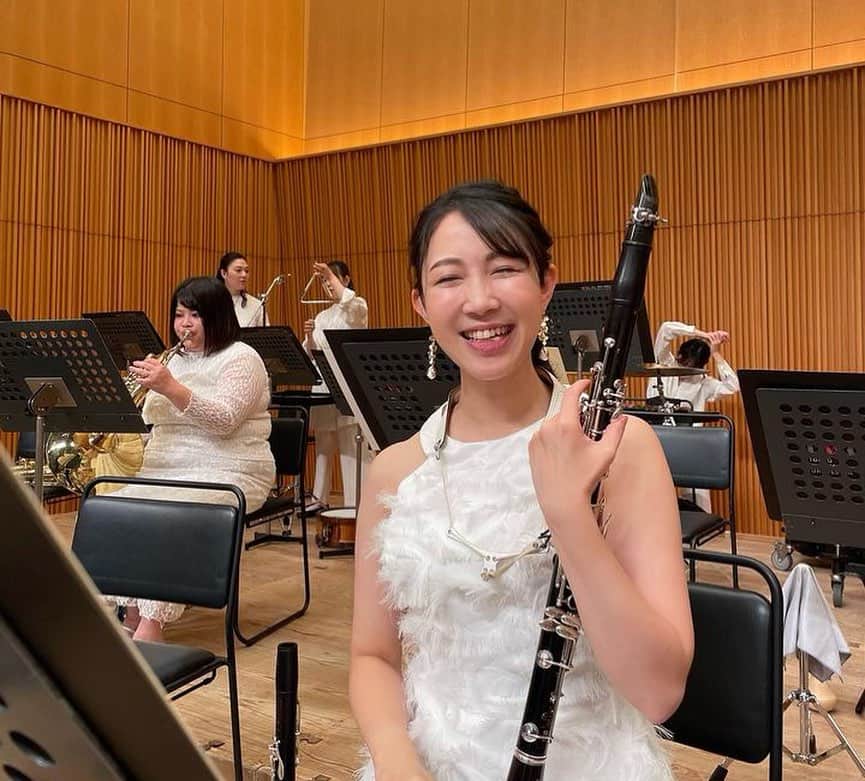 若林愛さんのインスタグラム写真 - (若林愛Instagram)「東京女子管弦楽団の第3回定期公演に出演させていただきました✨ クラリネットパートは客演の西崎智子さんと☺️ 私、嬉しすぎて満面の笑み！！😆笑  本当に美しい音色で、隣でもう、うっとり！ 引き出しが豊富で、2日間のリハーサル中もマエストロからのリクエストに、音色を変えて、こういくよ！と音で引っ張っていただいた場面がたくさんあり、本当に勉強になりました🥺✨感謝🙇‍♀️✨  2ndを担当させていただいたので、どれだけ智子さんにピタっと付けられるか、オケのハーモニーに溶け込めるか、私的にもミッションがいっぱいで、すっっごく楽しかったです😮‍💨❤️❤️ アドレナリン大放出中！ 今日寝られるかな🤣笑笑  三枚目、めちゃ笑ってるわたくし笑 ©️ @yukinco_flute ありがとー😆❤️ . #東京女子管弦楽団 #クラリネット #clarinet #めぐろパーシモンホール #wearebuffet #西崎智子 さん #オーケストラ #クラパート」10月30日 22時49分 - megumi.cl